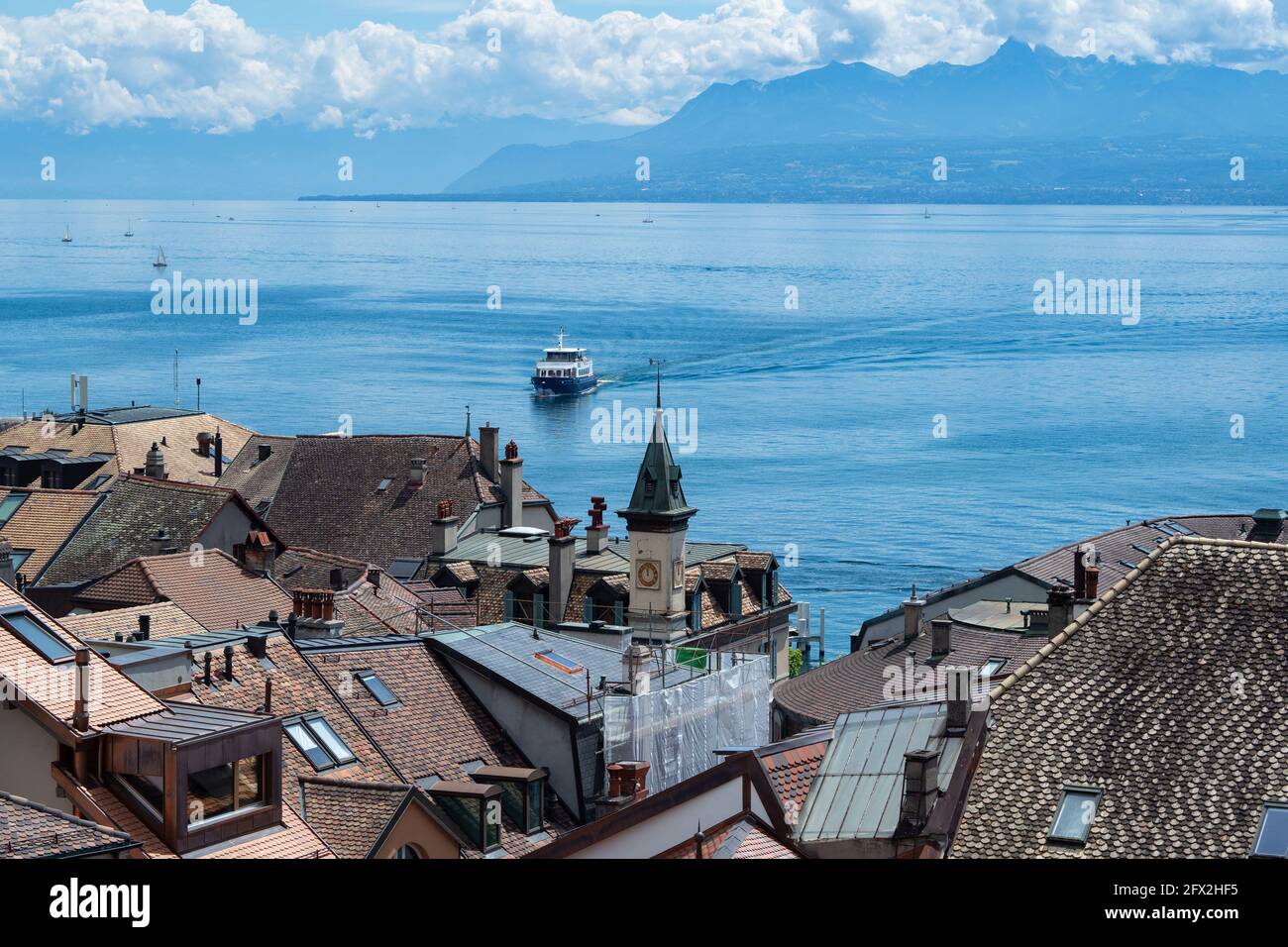 Blick über die Dächer von Nyon, der Schweiz und dem Genfersee Stockfoto