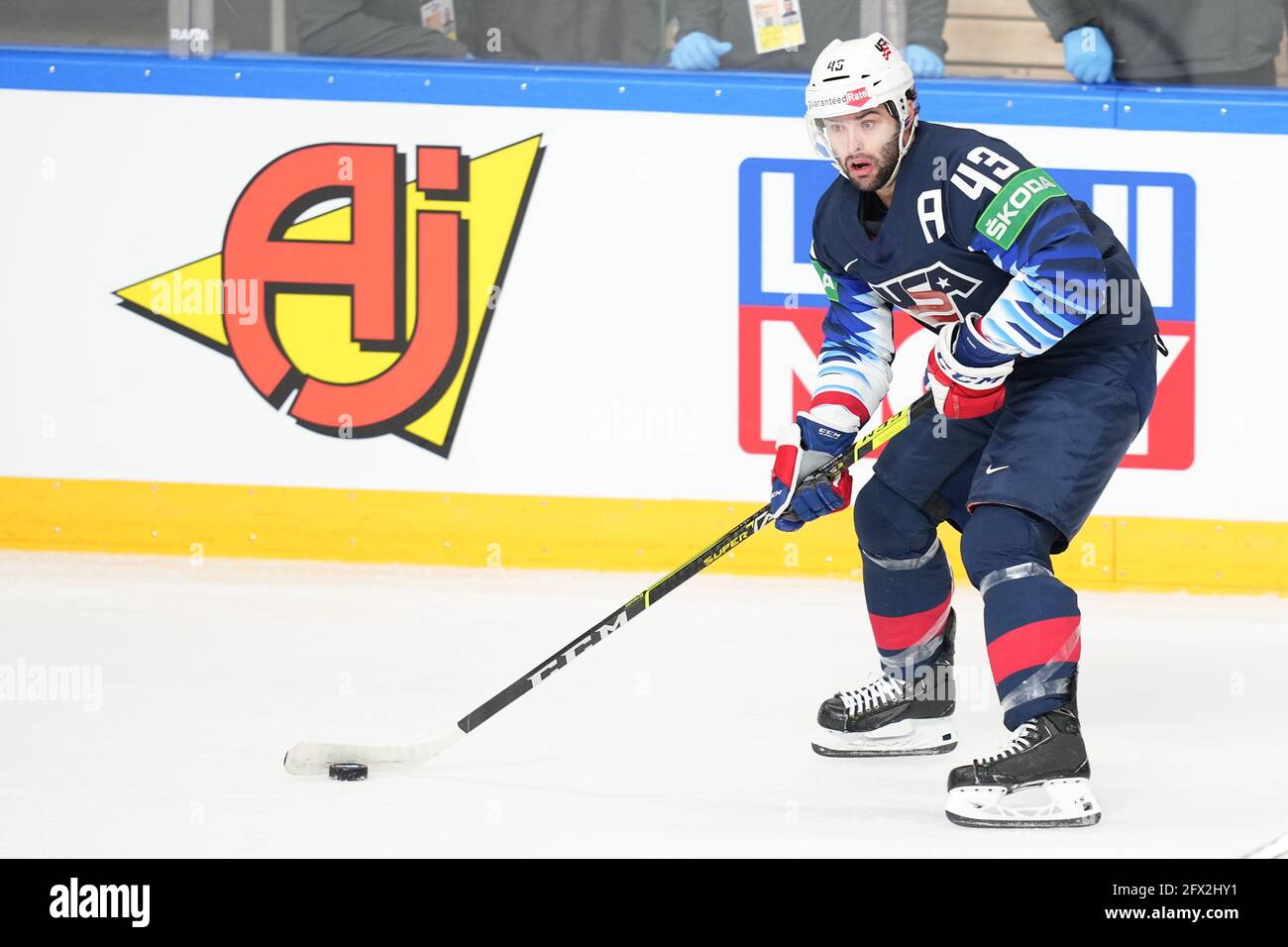 Riga, Arena Riga, Lettland. 25. Mai 2021. Gegen Kasachstan (2021 IIHF Eishockey-Weltmeisterschaft), #43 Colin Blackwell (Vereinigte Staaten) mit dem Puck (Schweiz/Kroatien AUS) Quelle: SPP Sport Pressefoto. /Alamy Live News Stockfoto