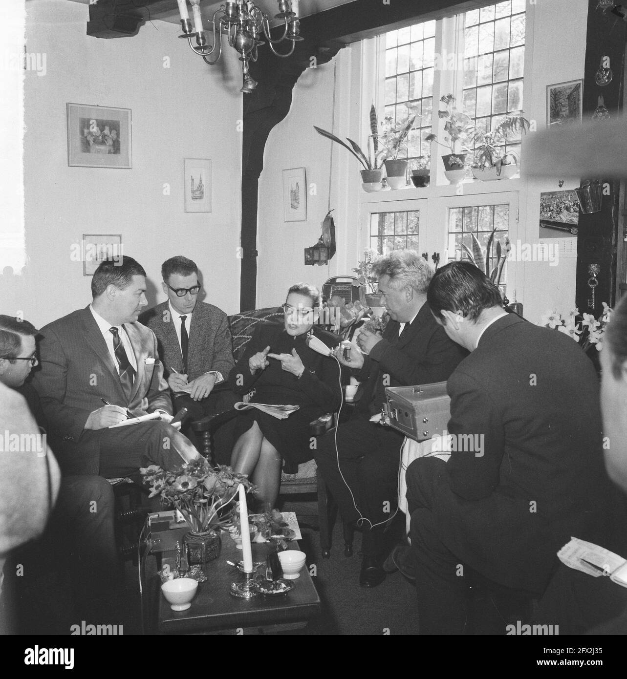 Major Boshardt von der Heilsarmee gab Pressekonferenz nach dem märz durch Amsterdam Ihre Königliche Hoheit Prinzessin Beatrix, 30. April 1965, Pressekonferenzen, die Niederlande, 20. Jahrhundert Presseagentur Foto, Nachrichten zu erinnern, Dokumentarfilm, historische Fotografie 1945-1990, visuelle Geschichten, Menschliche Geschichte des zwanzigsten Jahrhunderts, Momente in der Zeit festzuhalten Stockfoto