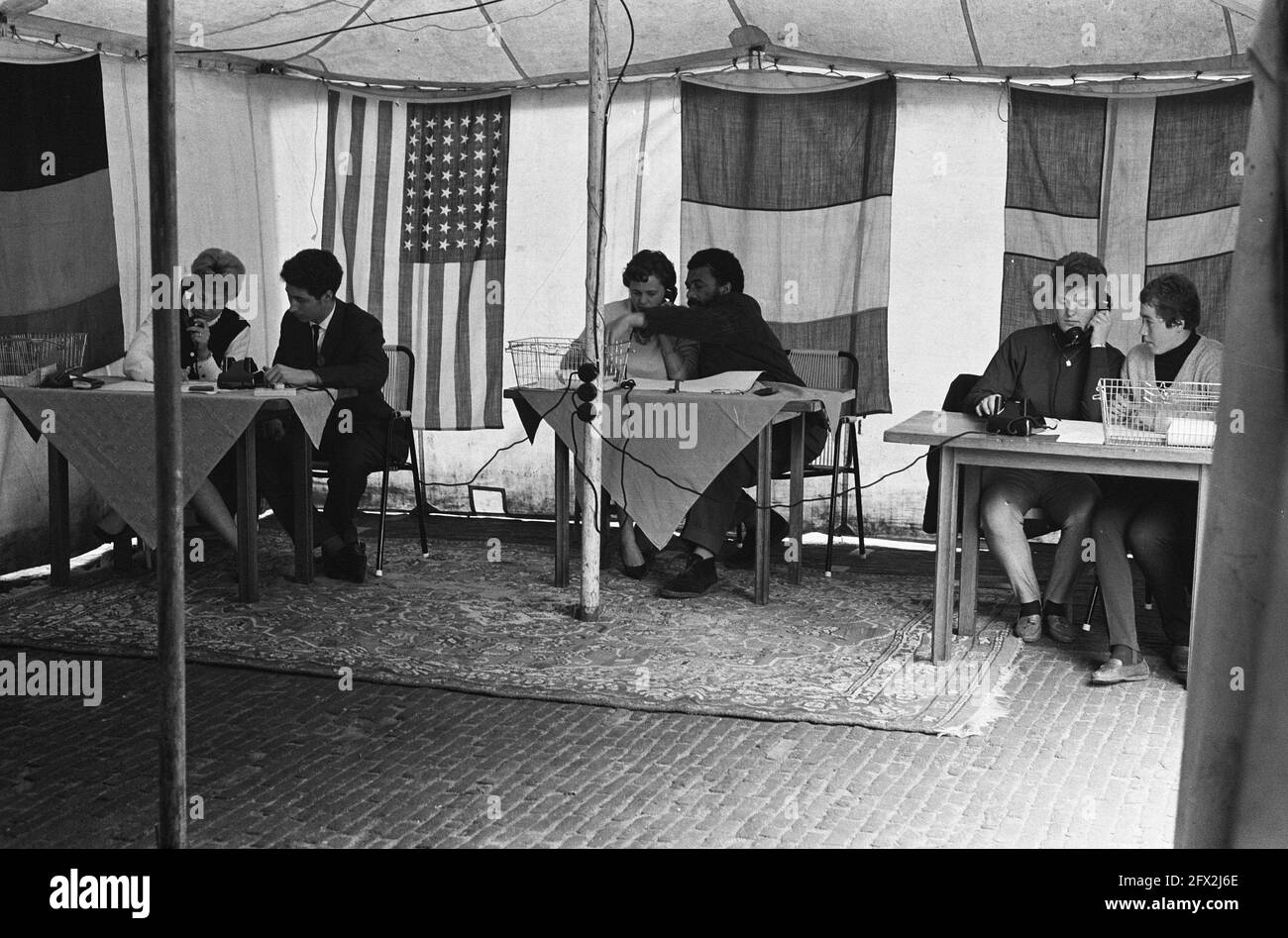 Mamaloe will 50,000 Gulden in 10:59 aufbringen; hier eine Wette mit Reinier Paping, 29. April 1963, Niederlande, Foto der Presseagentur des 20. Jahrhunderts, News to remember, Dokumentarfilm, historische Fotografie 1945-1990, visuelle Geschichten, Menschliche Geschichte des zwanzigsten Jahrhunderts, Momente in der Zeit festzuhalten Stockfoto