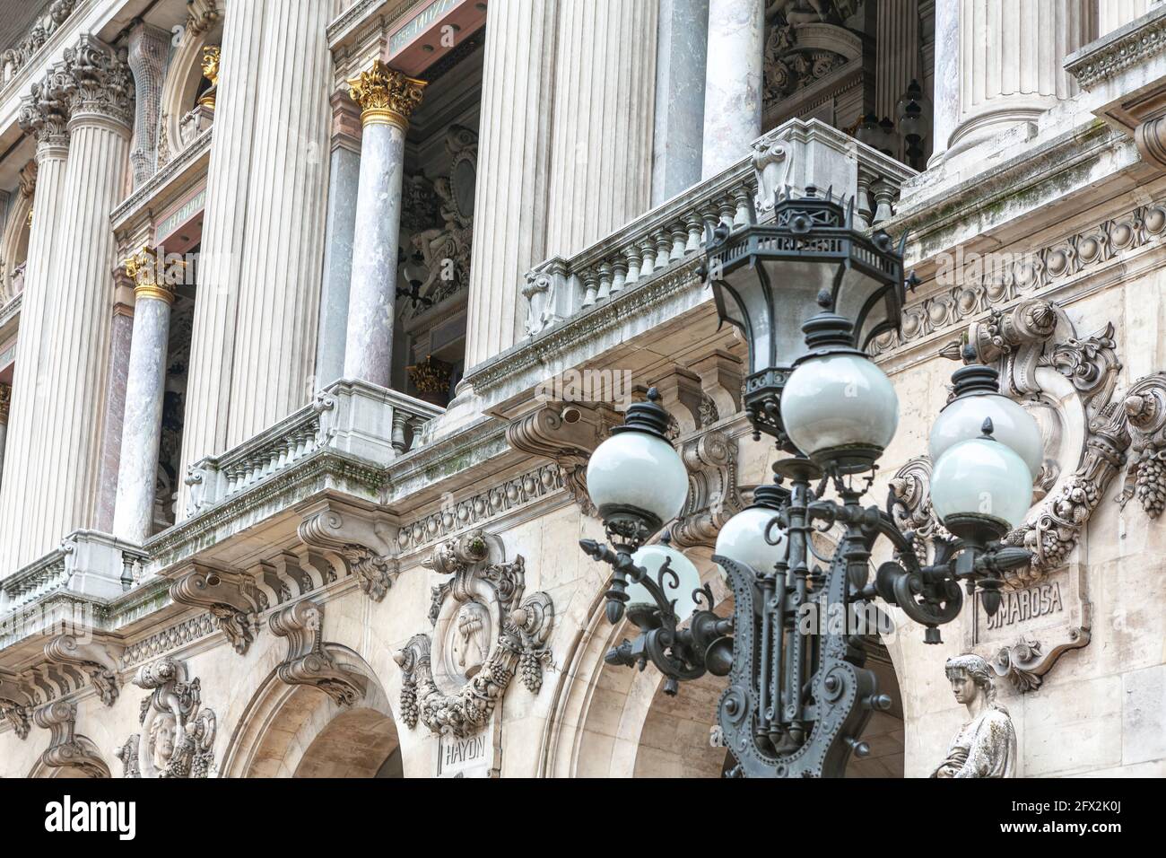 Korinthische Säulen und Straßenbeleuchtung in Paris . Barocke Architektur der Opera Garnier Stockfoto