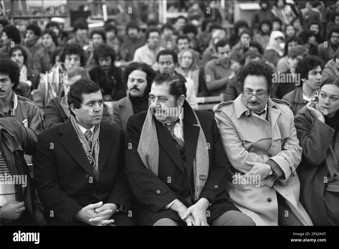 Kundgebung in Utrecht zur Solidarität mit den Palästinensern, Honorarkonsul von Saudi-Arabien Rabbani (ganz links) mit PLO-Chef Khaled al Hassan, 29. November 1980, Konsuln, Kundgebungen, Niederlande, Presseagentur des 20. Jahrhunderts, Foto, Nachrichten zum erinnern, Dokumentarfilm, historische Fotografie 1945-1990, visuelle Geschichten, Menschliche Geschichte des zwanzigsten Jahrhunderts, Momente in der Zeit festzuhalten Stockfoto