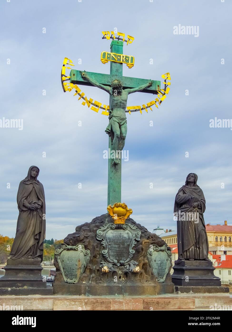 Kreuzigung Christi. Karlsbrücke. Skulpturen gegen den blauen Himmel. Prag. Tschechische Republik Stockfoto