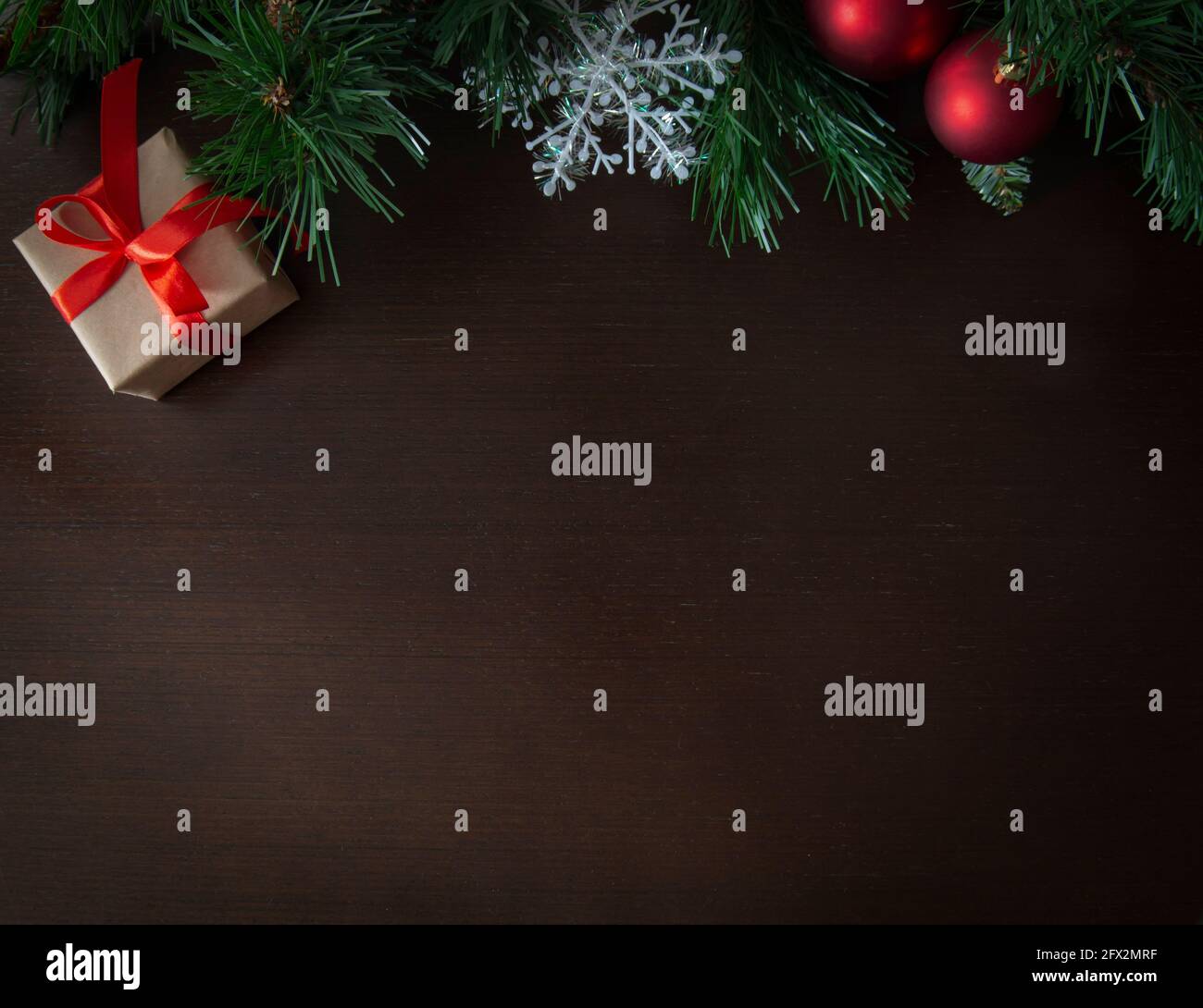 Weihnachtsdekoration mit Geschenken, die einen Rahmen mit Kopierraum bilden. Weihnachtsthemen. Draufsicht. Gruß, Design-Vorlage, Winterferien Hintergrund Stockfoto