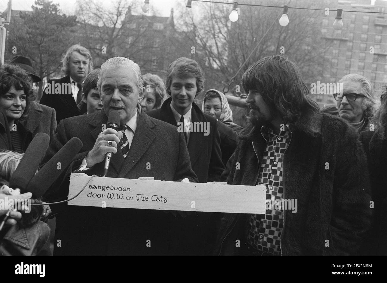 Amsterdam Lido am Leidseplein wiedereröffnet; Herr Geertsema (Beauftragter der Königin in Gelderland) und Piet Veerman ( de Cats)Siehe auch Zeitungsartikel von De Telegraaf: Geertsema in Volendam, 14. Januar 1975, 11. Januar 1975, Unterhaltung, Künstler, Eröffnungen, Politiker, Theater, Niederlande, 20. Jahrhundert Presseagentur Foto, Nachrichten zu erinnern, Dokumentarfilm, historische Fotografie 1945-1990, visuelle Geschichten, Menschliche Geschichte des zwanzigsten Jahrhunderts, Momente in der Zeit festzuhalten Stockfoto