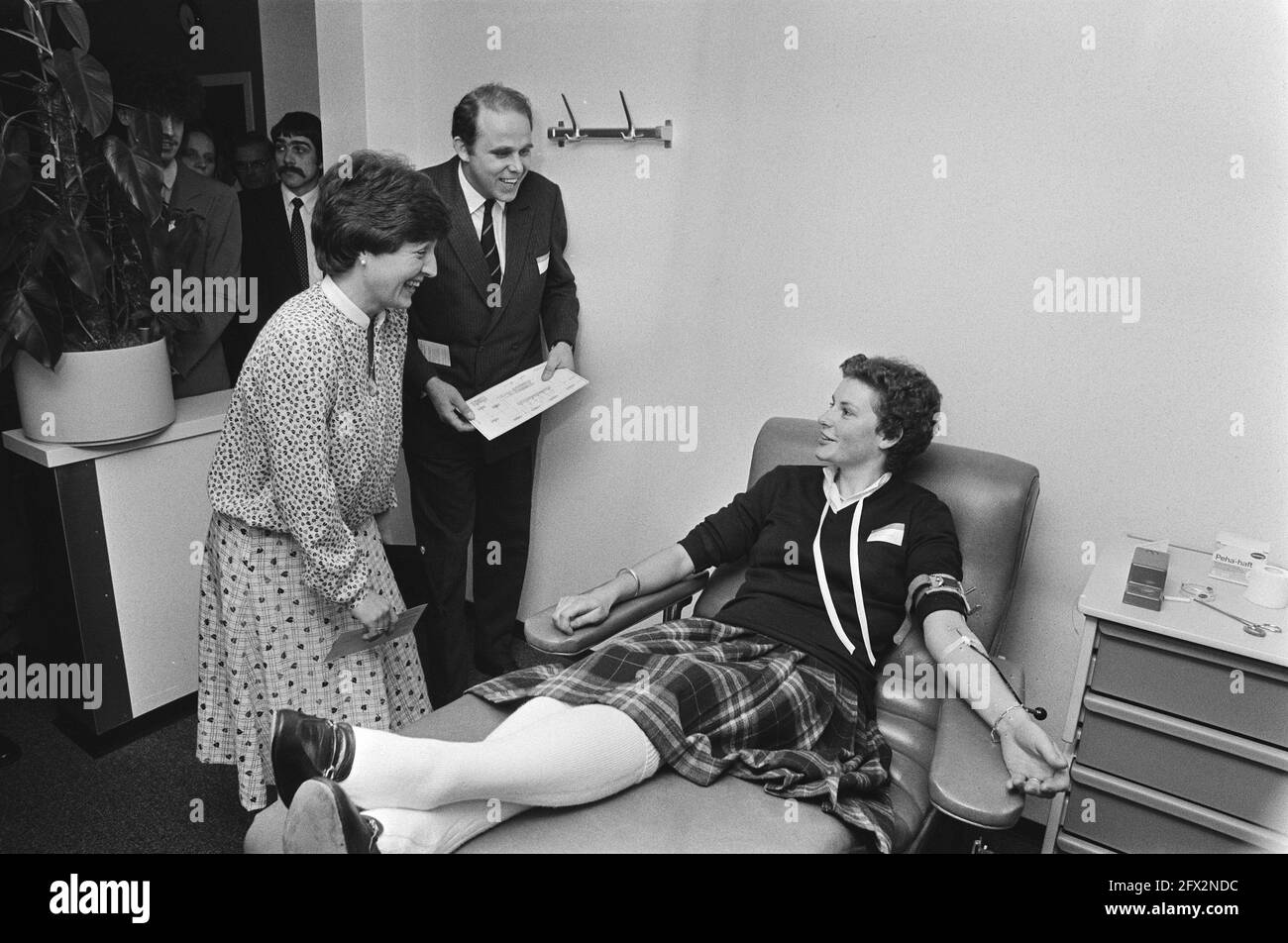 Margriet besucht renovierte Blutbank des Spenderzentrums Rotes Kreuz in Den Haag, 11. Februar 1982, SPENDER, Besuche, Center, Niederlande, Foto der Presseagentur des 20. Jahrhunderts, Nachrichten zum erinnern, Dokumentarfilm, historische Fotografie 1945-1990, visuelle Geschichten, Menschliche Geschichte des zwanzigsten Jahrhunderts, Momente in der Zeit festzuhalten Stockfoto