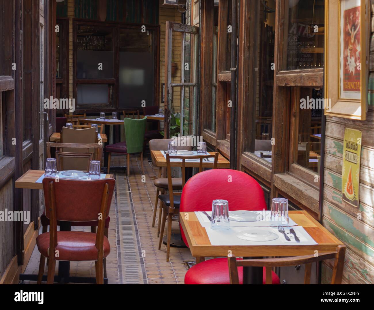 Restaurant im Freien mit leeren Tischen. Stockfoto