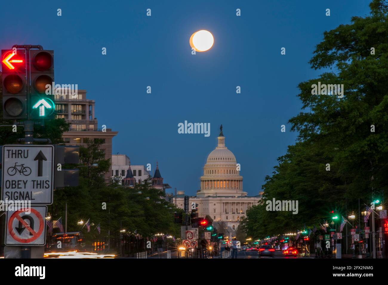 Die letzten Sonnenstrahlen gingen auf dem Kapitolgebäude der Vereinigten Staaten unter, als der Mond über Washington, D.C. aufgeht Stockfoto