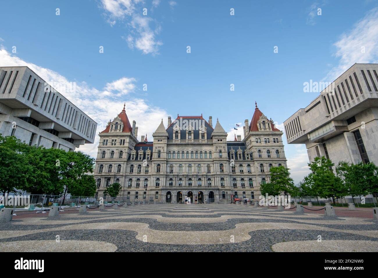 Albany, NY - USA - 22. Mai 2021: Südwestlicher Blick auf das historische neuromanische Kapitolgebäude des New York State Capitol. Stockfoto