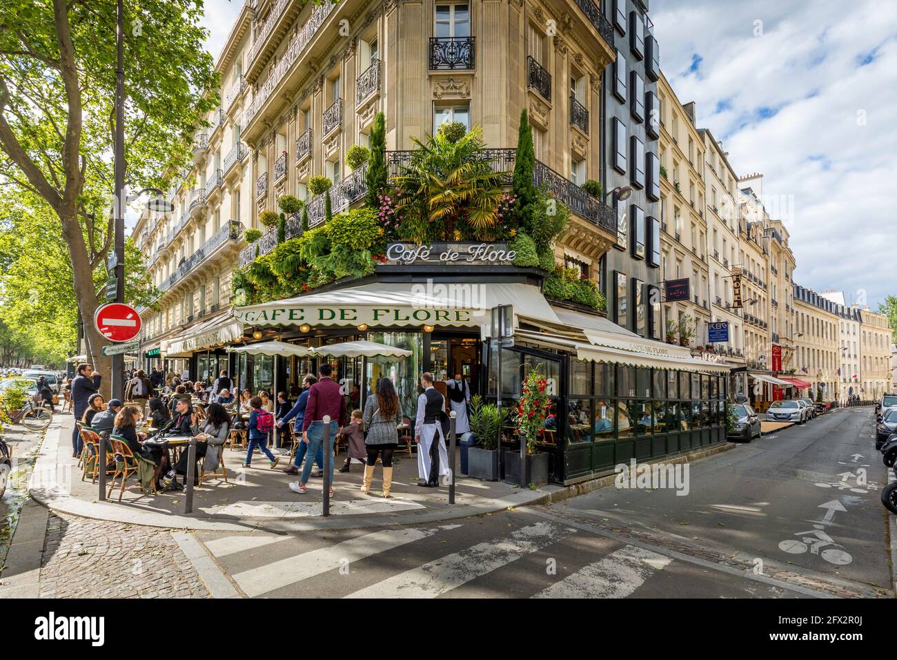 Paris, Frankreich - 19. Mai 2021: Tag nach der Sperre wegen Covid-19 in einem berühmten Pariser Café. 2 Kellner tragen chirurgische Masken Stockfoto