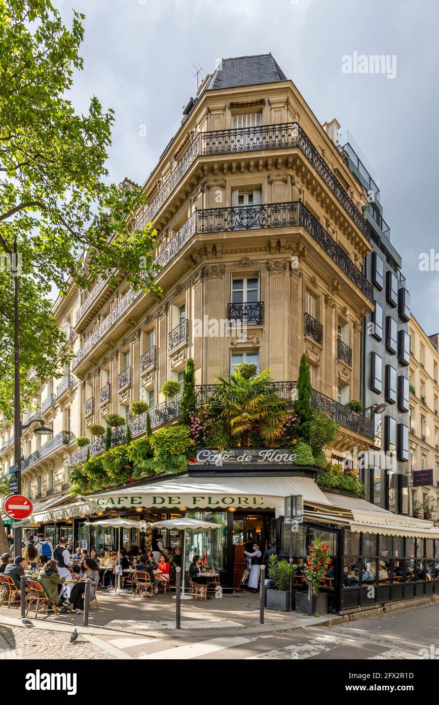 Paris, Frankreich - 19. Mai 2021: Tag nach der Sperre wegen Covid-19 in einem berühmten Pariser Café. 2 Kellner tragen chirurgische Masken Stockfoto