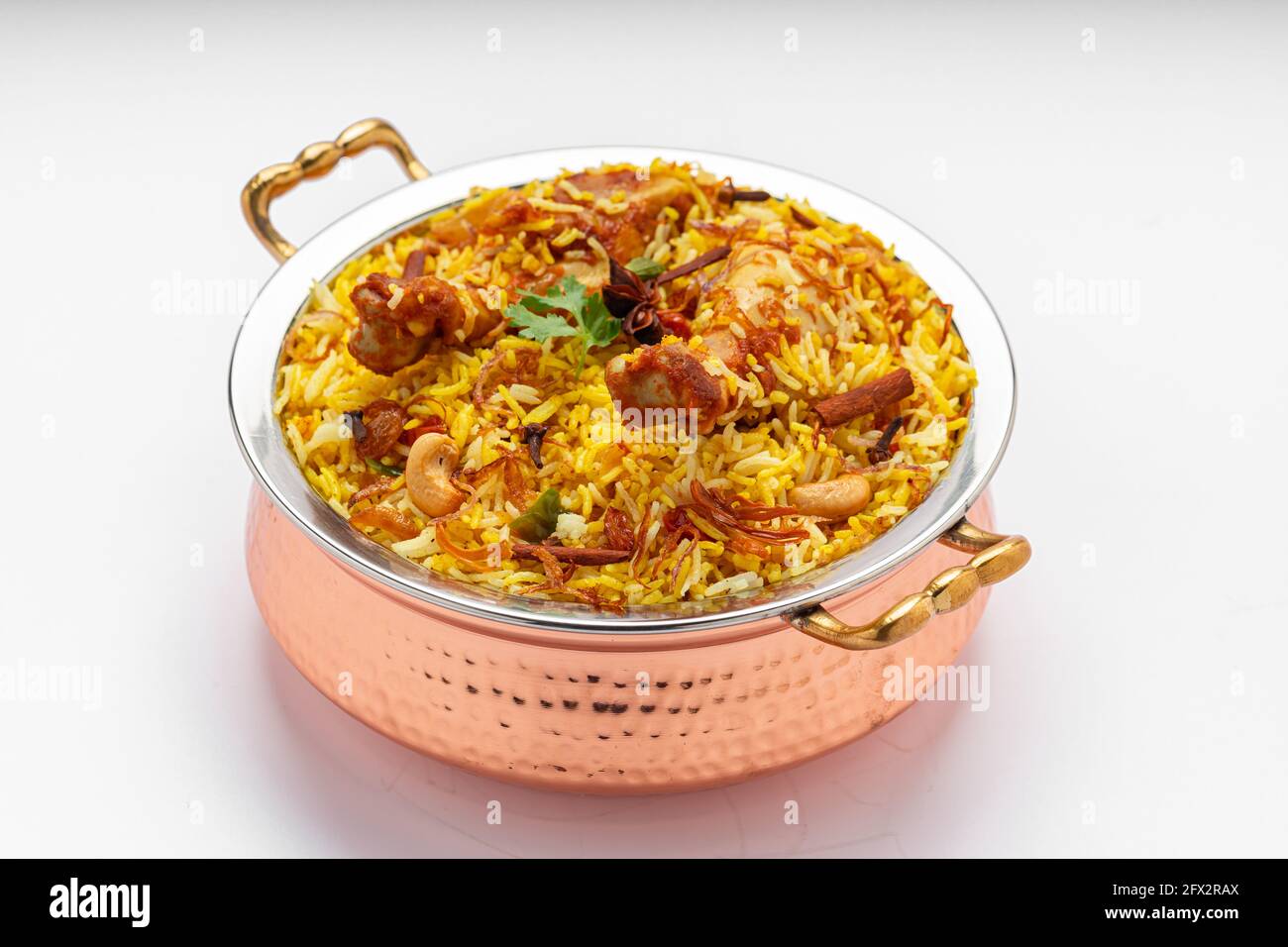 Huhn biryani , kerala Stil Huhn dhum biriyani aus Jeera Reis und Gewürze in einer Messing Servierschüssel mit weißem Hintergrund angeordnet, zu isolieren Stockfoto