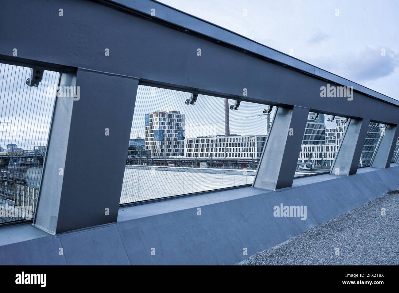 Der Arnulfsteg ist eine 240 Meter lange Fußgänger- und Fahrradbrücke über die Bahngleise zum Münchner Hauptbahnhof, die 2020 fertiggestellt wurde. Stockfoto