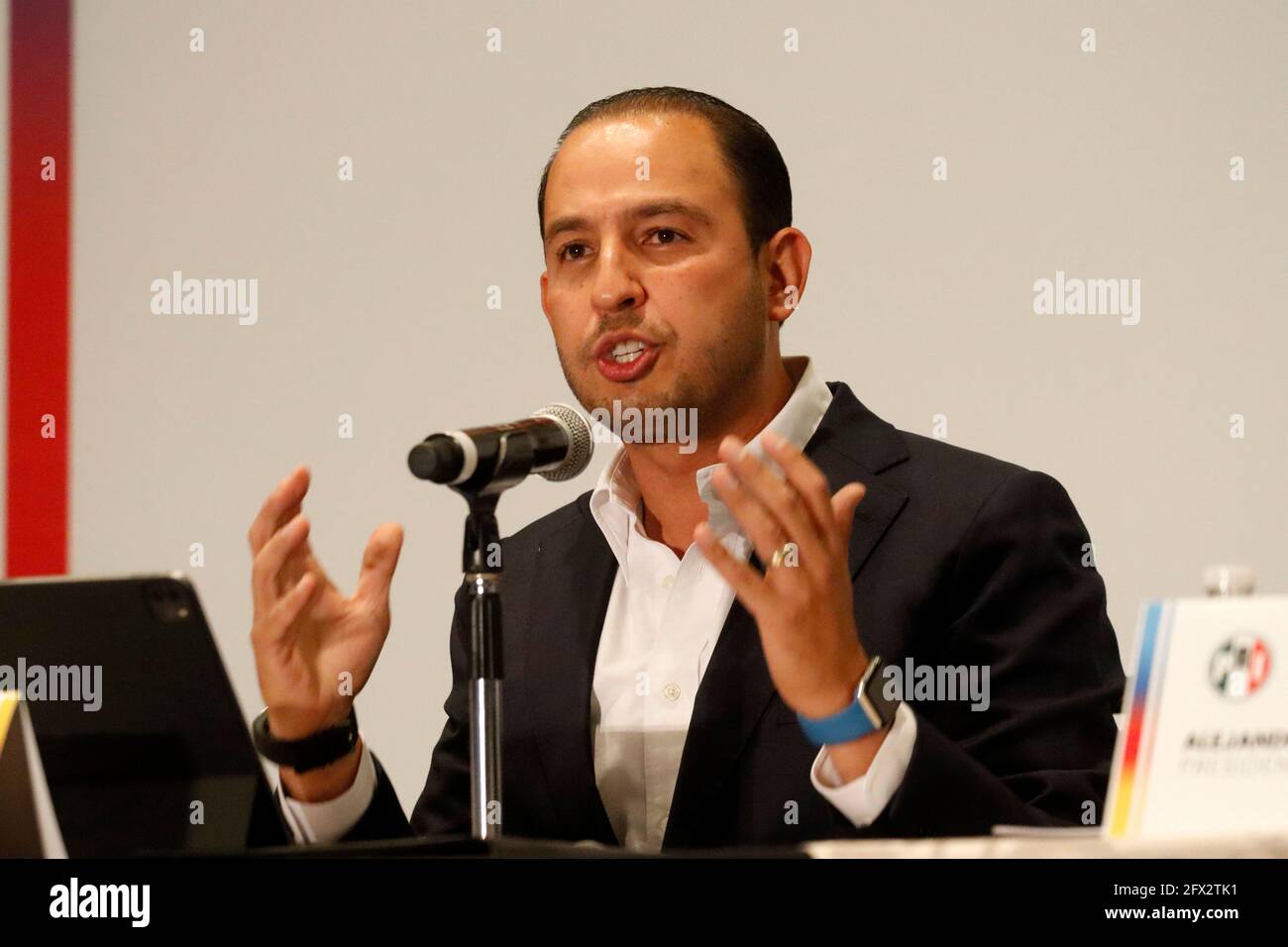 Mexiko-Stadt, Mexiko. Mai 2021. Marko Cortes von der Nationalen Aktionspartei spricht während der Präsentation der legislativen Koalition „Alianza VA por México“, die von den politischen Parteien integriert wurde: Nationale Aktionspartei, Institutionelle revolutionäre Partei und Partei der Demokratischen Revolution für die mexikanischen Wahlen. Am 24. Mai 2021 in Mexiko-Stadt, Mexiko. (Foto von Eyepix/Sipa USA) Quelle: SIPA USA/Alamy Live News Stockfoto