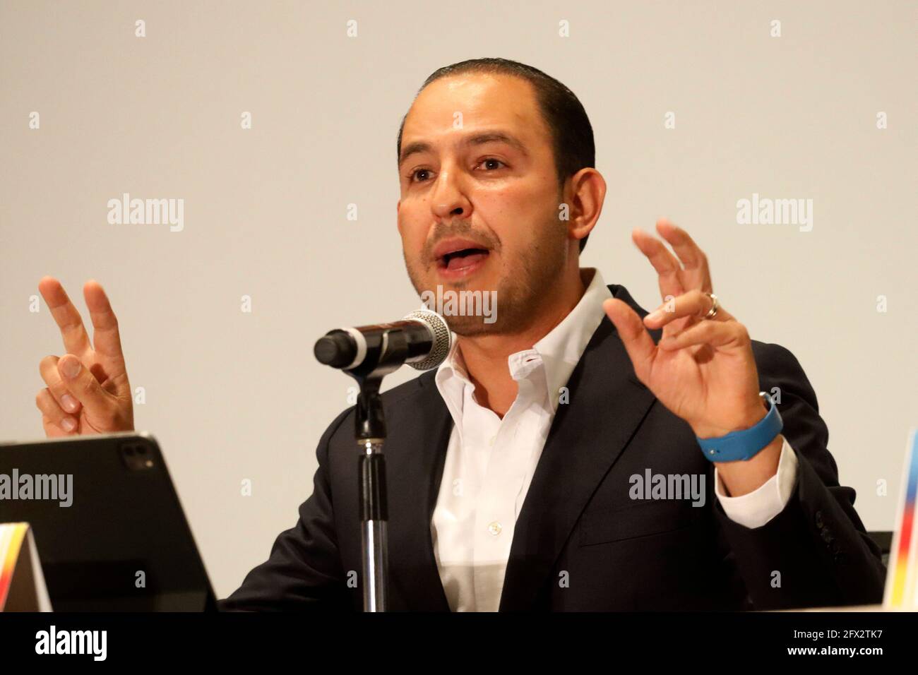 Mexiko-Stadt, Mexiko. Mai 2021. Marko Cortes von der Nationalen Aktionspartei spricht während der Präsentation der legislativen Koalition „Alianza VA por México“, die von den politischen Parteien integriert wurde: Nationale Aktionspartei, Institutionelle revolutionäre Partei und Partei der Demokratischen Revolution für die mexikanischen Wahlen. Am 24. Mai 2021 in Mexiko-Stadt, Mexiko. (Foto von Eyepix/Sipa USA) Quelle: SIPA USA/Alamy Live News Stockfoto