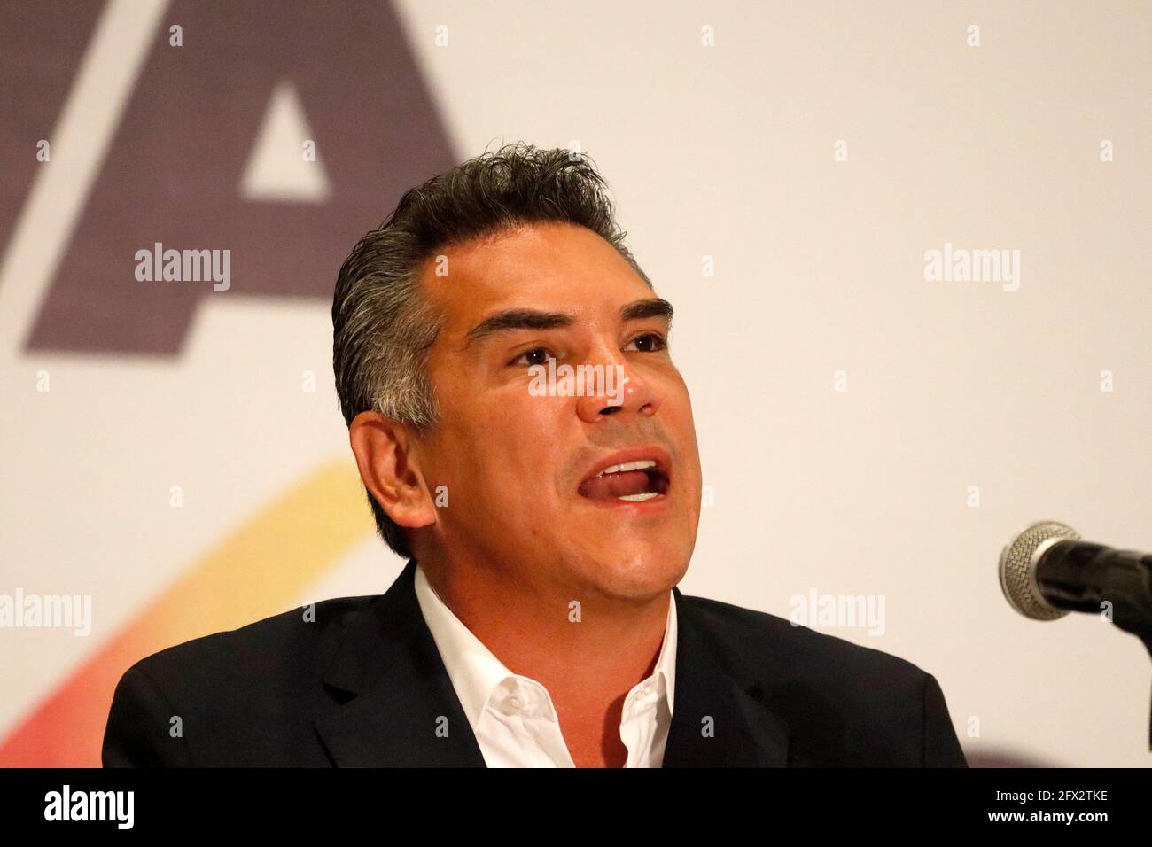 Mexiko-Stadt, Mexiko. Mai 2021. Alejandro Moreno Cárdenas, Präsident der Institutionellen Revolutionären Partei, spricht während der Präsentation der Legislativkoalition „Alianza VA por México“, die von den politischen Parteien National Action Party, Institutionelle Revolutionäre Partei und Demokratische Revolutionspartei für die Wahlen in Mexiko integriert wurde. Am 24. Mai 2021 in Mexiko-Stadt, Mexiko. (Foto von Eyepix/Sipa USA) Quelle: SIPA USA/Alamy Live News Stockfoto