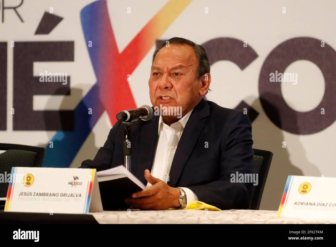 Mexiko-Stadt, Mexiko. Mai 2021. Der Präsident der Partei der Demokratischen Revolution, Jesus Zambrano, spricht während der Präsentation der legislativen Koalition „Alianza VA por México“, die von den politischen Parteien integriert wurde: National Action Party, Institutional Revolutionary Party und Democratic Revolution Party für die mexikanischen Wahlen. Am 24. Mai 2021 in Mexiko-Stadt, Mexiko. (Foto von Eyepix/Sipa USA) Quelle: SIPA USA/Alamy Live News Stockfoto