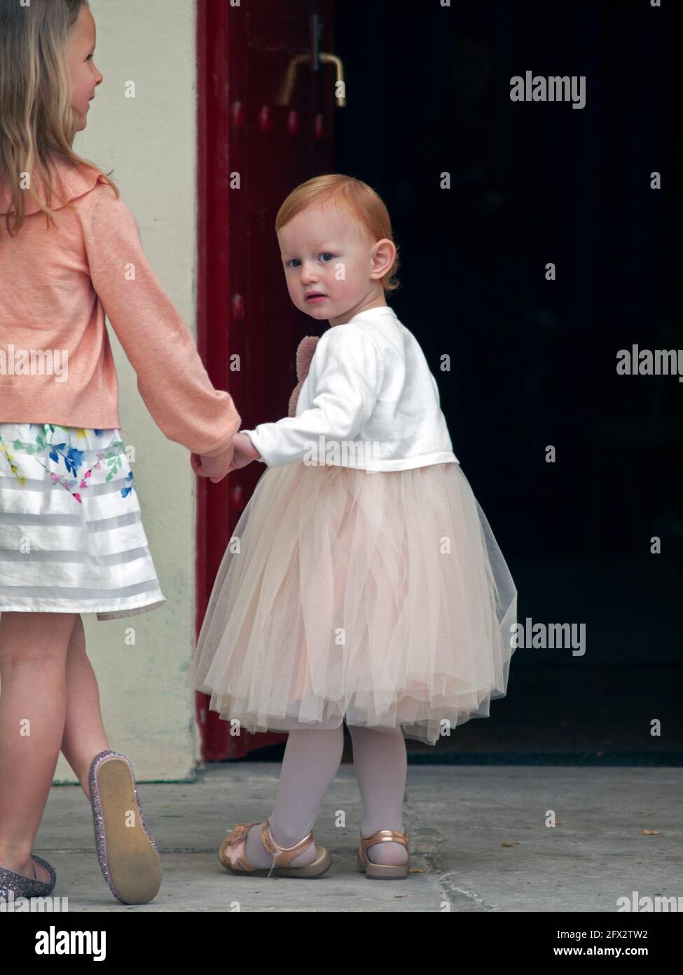 Eine kleine Brautjungfer bei einer Hochzeit in Brighton Stockfoto