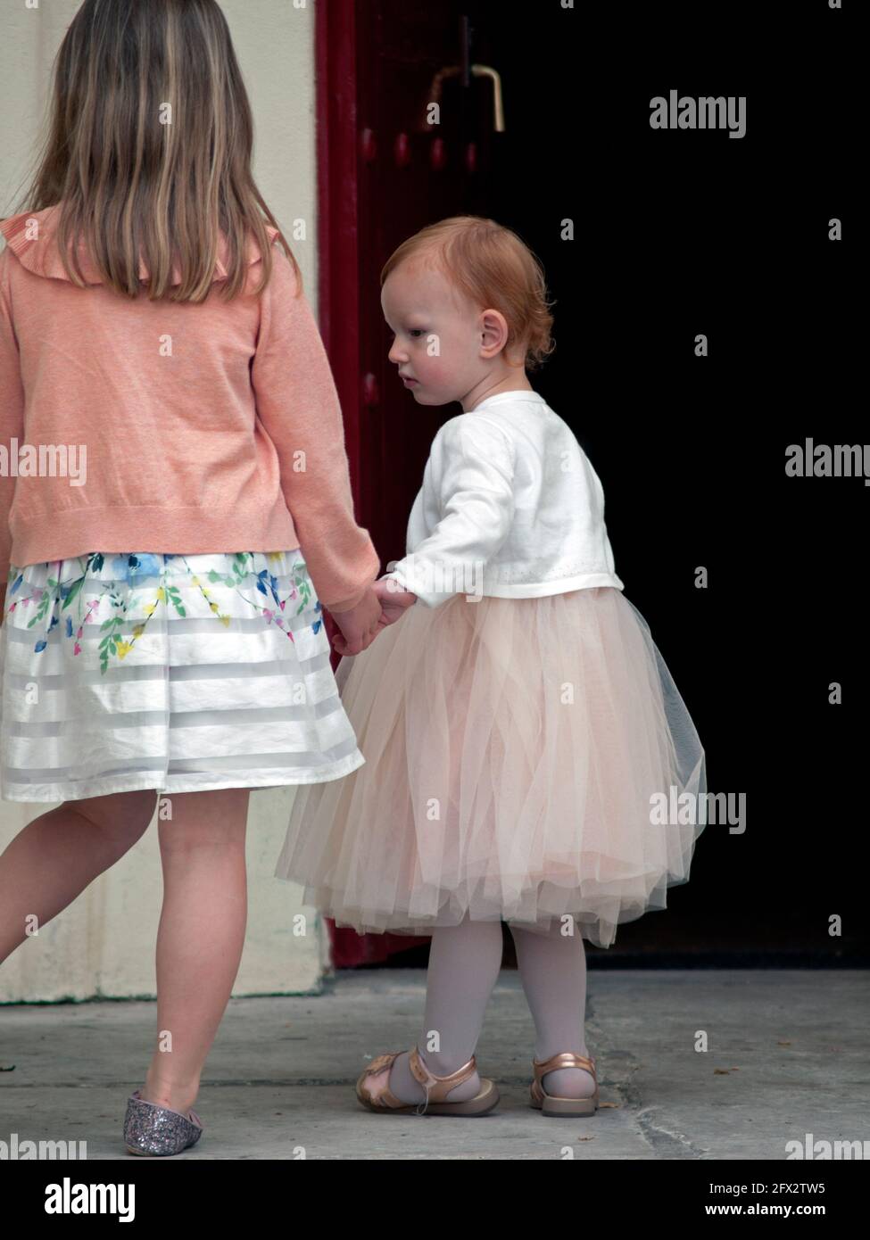 Eine kleine Brautjungfer bei einer Hochzeit in Brighton Stockfoto