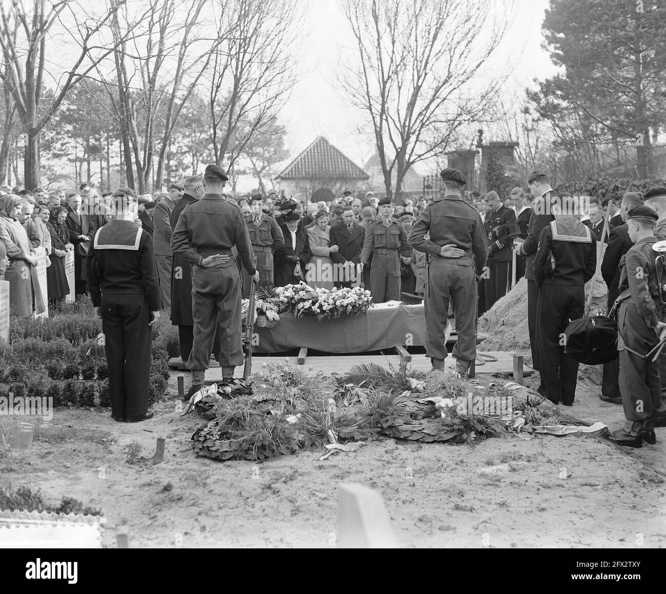 Marvo Beerdigung Mil. Arbeiter Cornelis van de Wiel, gestorben am 7. März 1954, in Noordwijk aan Zee, 12. März 1954 (oder 10. März), Niederlande, Presseagentur des 20. Jahrhunderts Foto, Nachrichten zu erinnern, Dokumentarfilm, historische Fotografie 1945-1990, visuelle Geschichten, Menschliche Geschichte des zwanzigsten Jahrhunderts, Momente in der Zeit festzuhalten Stockfoto