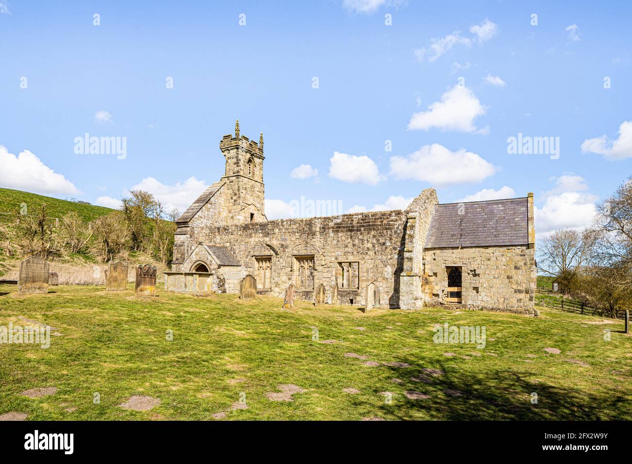 Die Ruinen der St. Martins Kirche in Wharram Percy verlassenen mittelalterlichen Dorf auf den Yorkshire Wolds, North Yorkshire, England Großbritannien Stockfoto