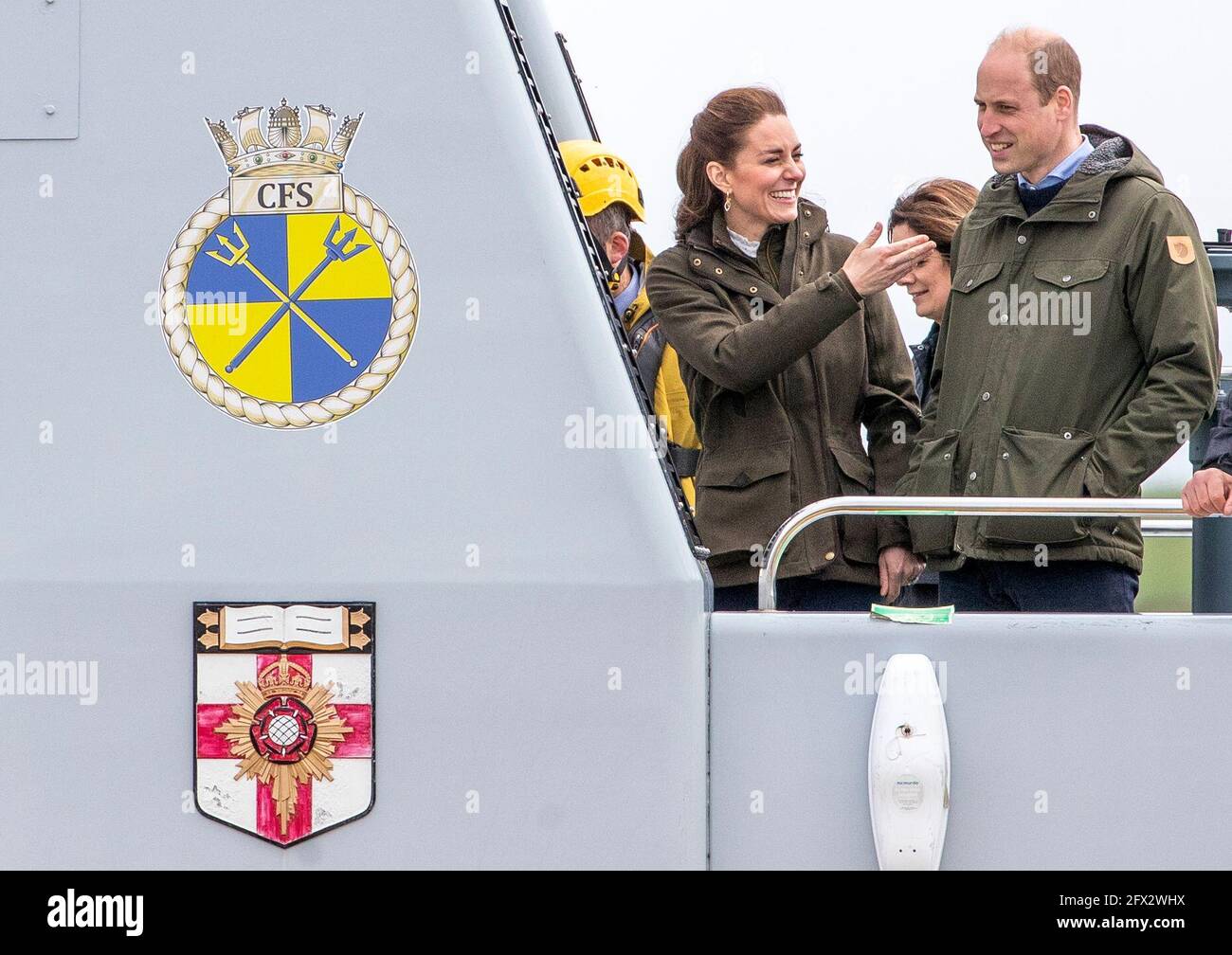 Der Herzog und die Herzogin von Cambridge sind an Bord von HMS Puncher während ihres Besuchs in der Gezeitenkraftanlage Orbital im European Marine Energy Center, Orkney, um mehr über Orkneys Einsatz für CO2-Null- und Wasserstoffenergie zu erfahren. Bilddatum: Dienstag, 25. Mai 2021. Stockfoto