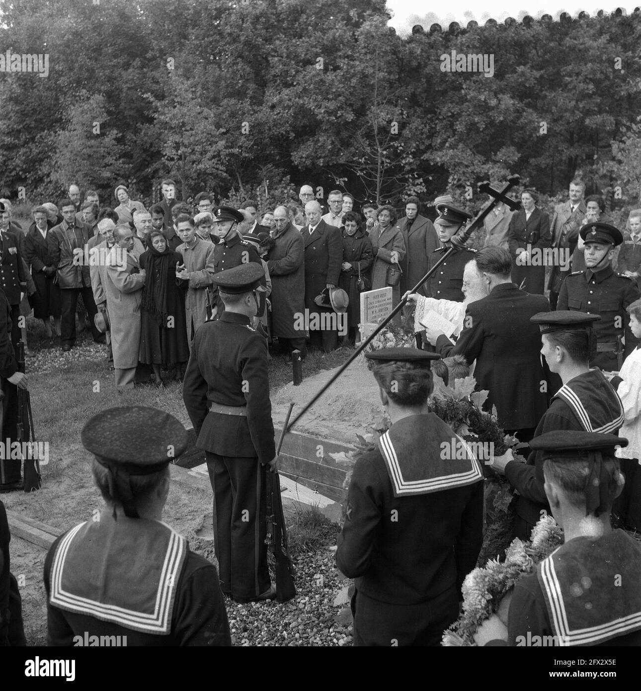 Beerdigung von Marvo J. O. S. van der Hoeven in Rijswijk, 1. Oktober 1957, Beerdigungen, Niederlande, 20. Jahrhundert Presseagentur Foto, Nachrichten zu erinnern, Dokumentarfilm, historische Fotografie 1945-1990, visuelle Geschichten, Menschliche Geschichte des zwanzigsten Jahrhunderts, Momente in der Zeit festzuhalten Stockfoto