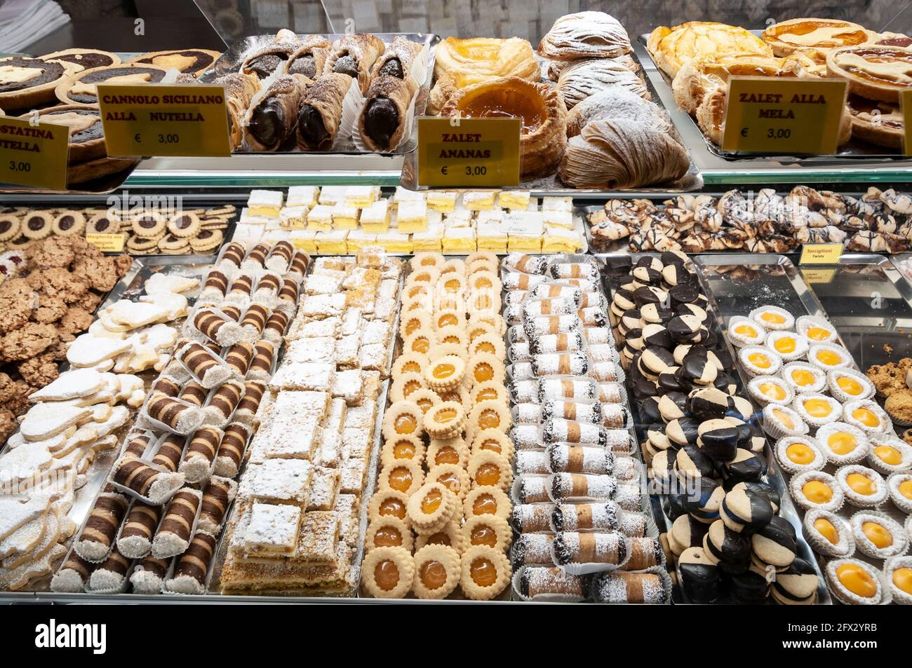 Eine Auswahl an hausgemachten italienischen Backwaren wird im A ausgestellt Bäckerei in Simione an der Südspitze des Gardasees In der Provinz Brescia in Stockfoto