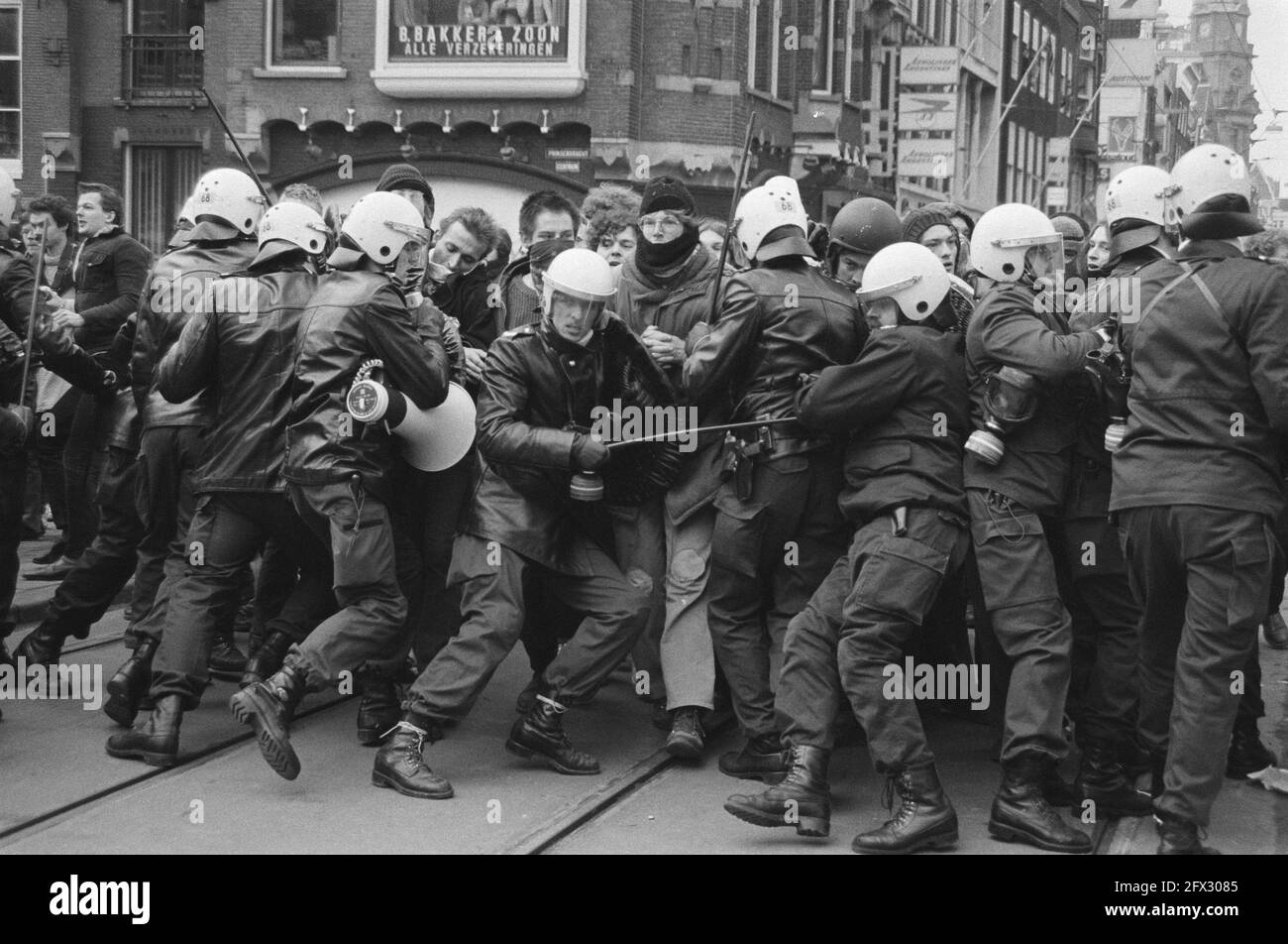 ICH habe Schwierigkeiten, Demonstranten in Schach zu halten, 9. Februar 1981, Aktivisten, Demonstrationen, Gebäude, Hausbesetzer, mobile Einheit, Räumungen, Polizei, Roadblocks, Niederlande, Foto der Presseagentur des 20. Jahrhunderts, zu erinnerende Nachrichten, Dokumentarfilm, historische Fotografie 1945-1990, visuelle Geschichten, Menschliche Geschichte des zwanzigsten Jahrhunderts, Momente in der Zeit festzuhalten Stockfoto