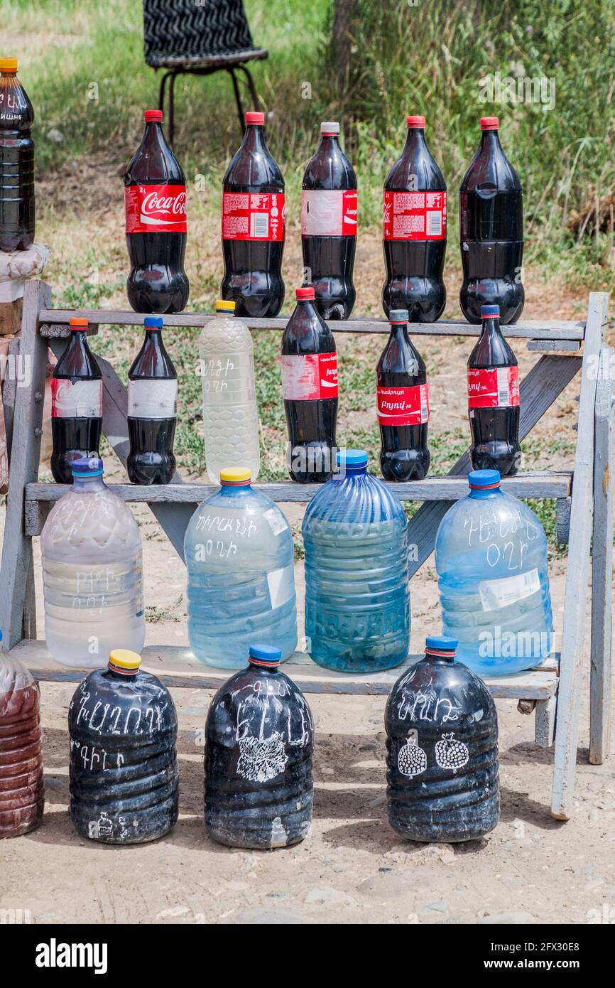 ARENI, ARMENIEN - 7. JULI 2017: Verkaufsstand am Straßenrand, der lokalen Wein (verkleidet in Cola-Flaschen) im Dorf Areni, Armenien, verkauft Stockfoto