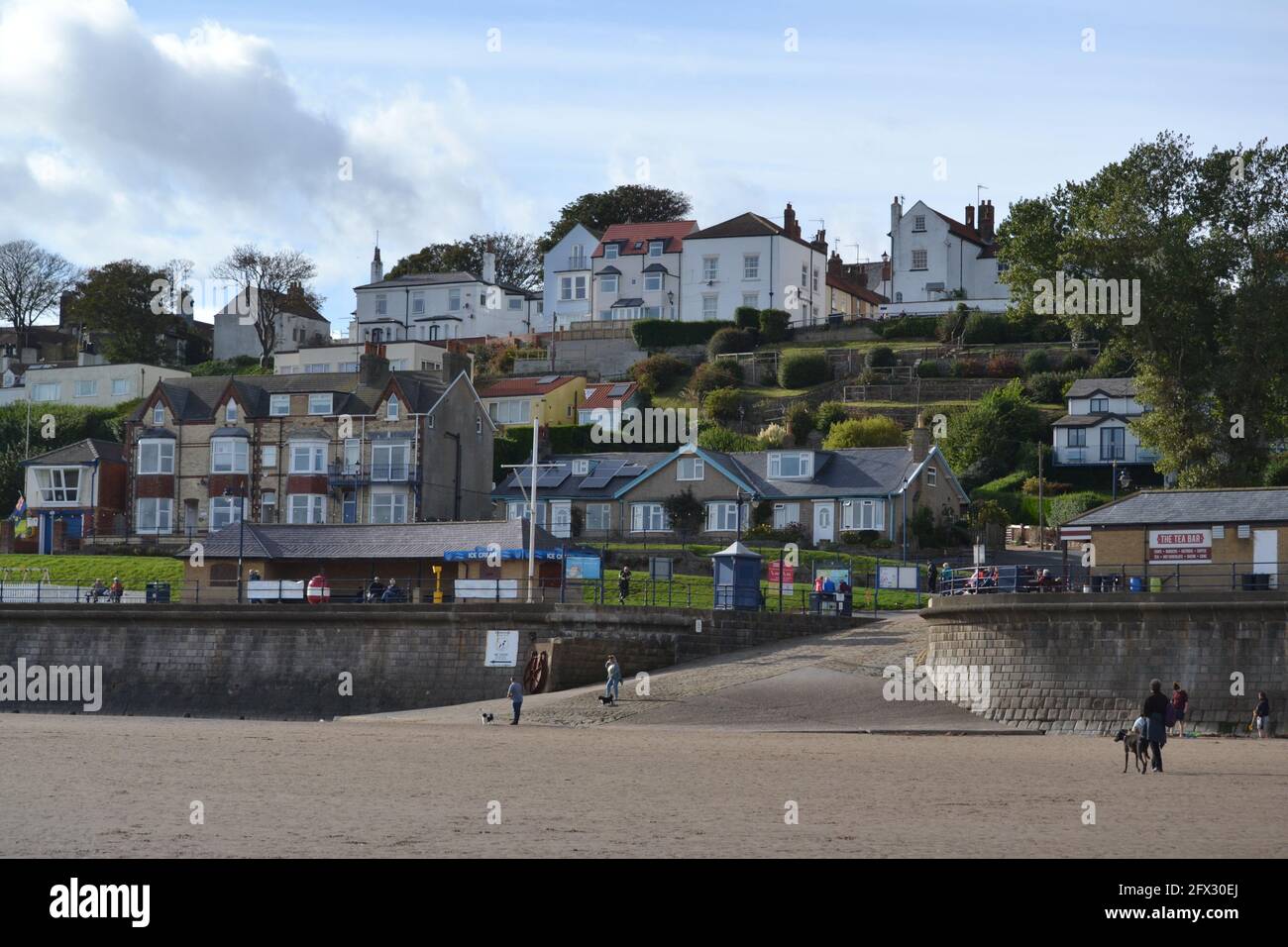 Filey Seafront - Häuser - B&B's und Strand - Sonnentag - Touristenattraktion - North Yorkshire - UK Stockfoto