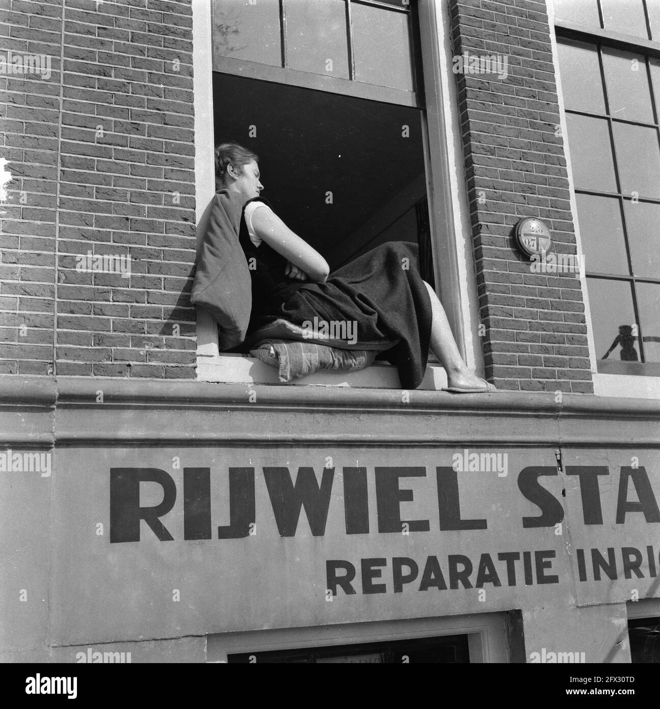 Mädchen im Fenster in der Sonne, 19. September 1956, MÄDCHEN, Niederlande, 20. Jahrhundert Presseagentur Foto, Nachrichten zu erinnern, Dokumentarfilm, historische Fotografie 1945-1990, visuelle Geschichten, Menschliche Geschichte des zwanzigsten Jahrhunderts, Momente in der Zeit festzuhalten Stockfoto