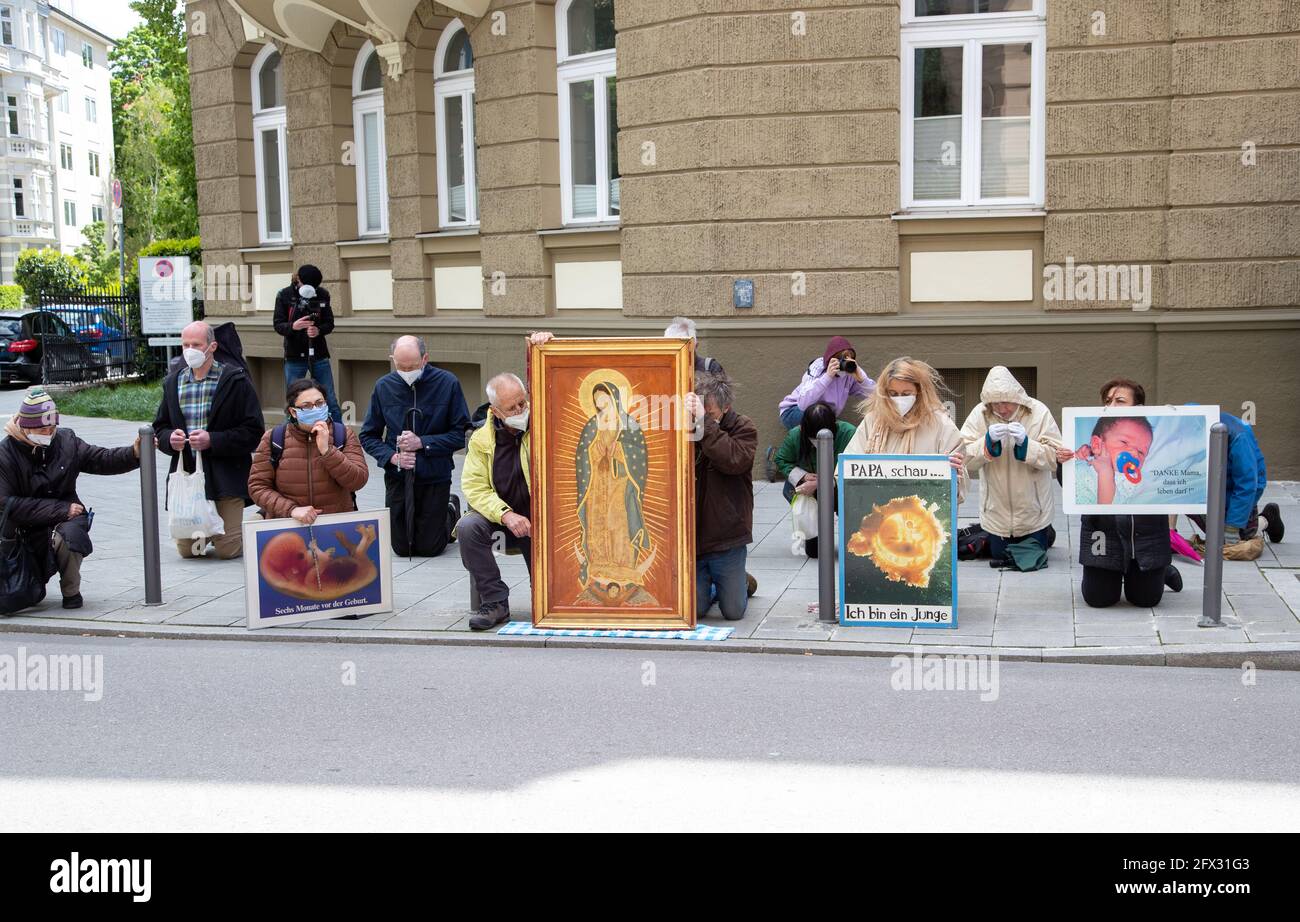 14 christliche Fundamentalisten*innen um den Verein Helfer für Gottes kostbare Kinder liegen am 25. Mai 2021 durch München, um gegen Pro Familia und Schwingungsabbrüche zu demonstraieren / beten. * am 25. Mai 2021 demonstrierten 14 christliche Fundamentalisten in der Nähe der Assaziationshelfer für die kostbaren Kinder gottes gegen Abtreibungsrechte und beteten durch die Straßen Münchens. (Foto von Alexander Pohl/Sipa USA) Stockfoto