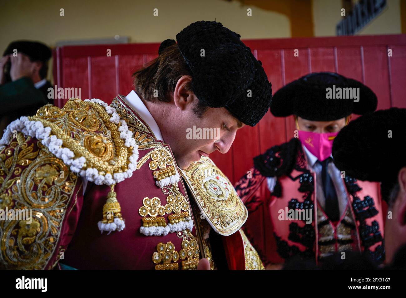 Daniel de la Fuente bereitet sich während des Stierkampfes auf der Plaza de Toros Tudela (Plaza de Toros de Tudela) in Tudela vor. Sechs Bullen der Rinderfarm „El Canario“ in Salamanca, Spanien, haben heute am 23. Mai an den Stierkämpfen der jungen Stierkämpfer Daniel de la Fuente, Daniel Barbero und Diego Garcìa in der Stierkampfarena von Tudela, Navarra, Spanien, teilgenommen. Die Kapazität mit den Maßnahmen von Covid 19 zu jeder Zeit zu respektieren. (Foto von Elsa A Bravo / SOPA Images/Sipa USA) Stockfoto