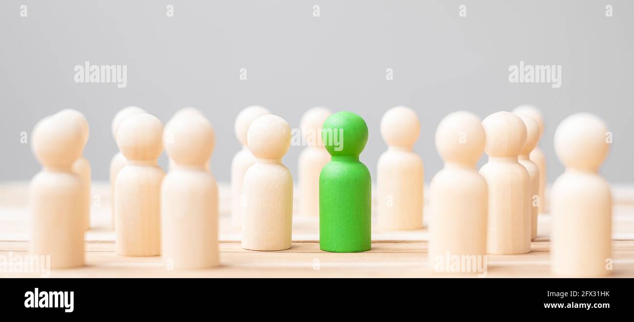 Green Leader Business man mit einer Menge von Holzleuten. Führung, Geschäft, Team, Teamarbeit und Personalmanagement-Konzept Stockfoto