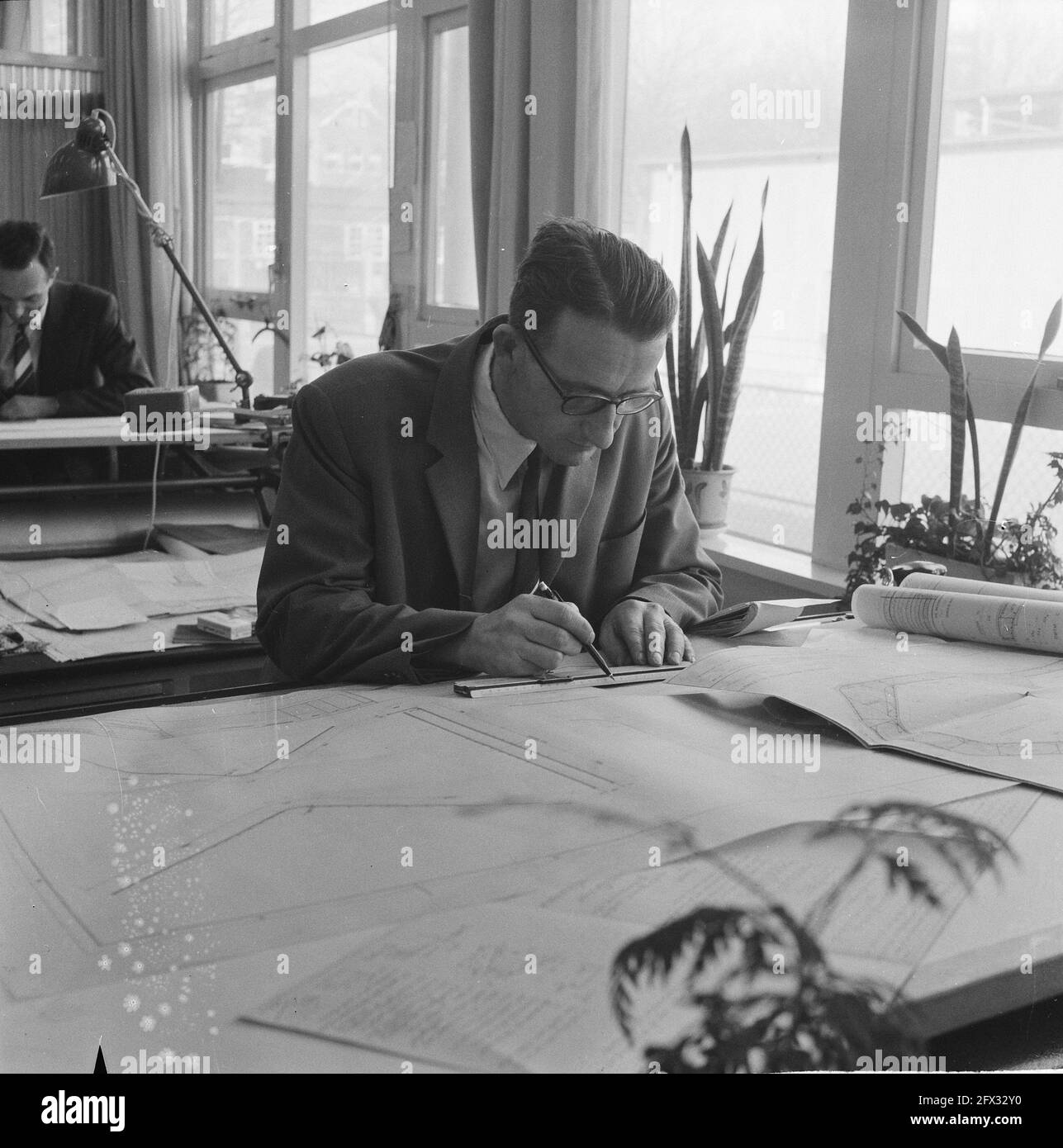 Mitarbeiter der U-Bahn Rotterdam, W. Reinders (Dordrecht), die im Salon arbeitet, 8. Februar 1961, Salon, Niederlande, 20. Jahrhundert Presseagentur Foto, Nachrichten zu erinnern, Dokumentarfilm, historische Fotografie 1945-1990, visuelle Geschichten, Menschliche Geschichte des zwanzigsten Jahrhunderts, Momente in der Zeit festzuhalten Stockfoto