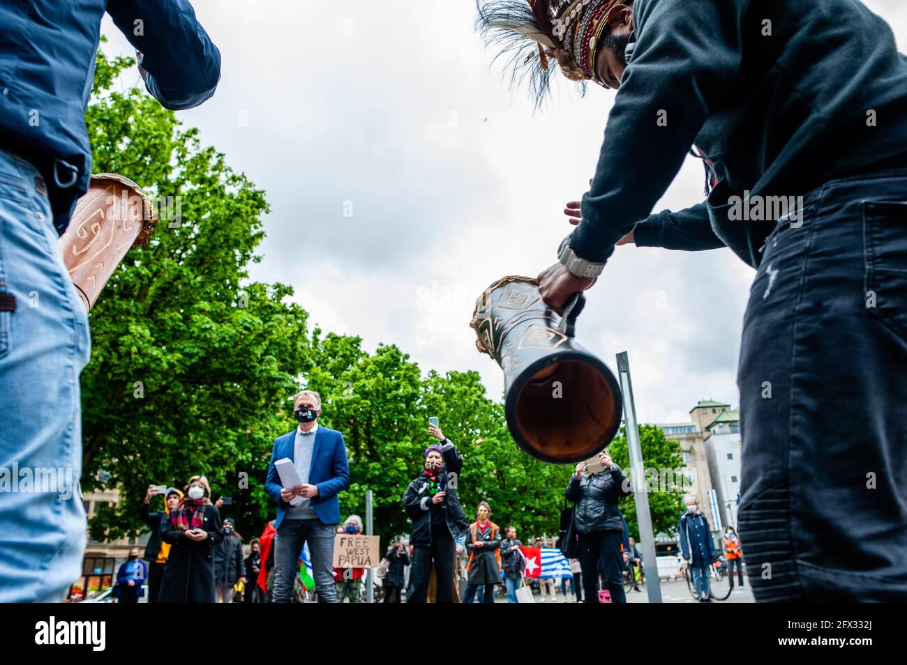 Den Haag, Niederlande. Mai 2021. Während der Demonstration wird eine Gruppe von Papua-Männern beim Spielen traditioneller Instrumente gesehen. Kredit: SOPA Images Limited/Alamy Live Nachrichten Stockfoto