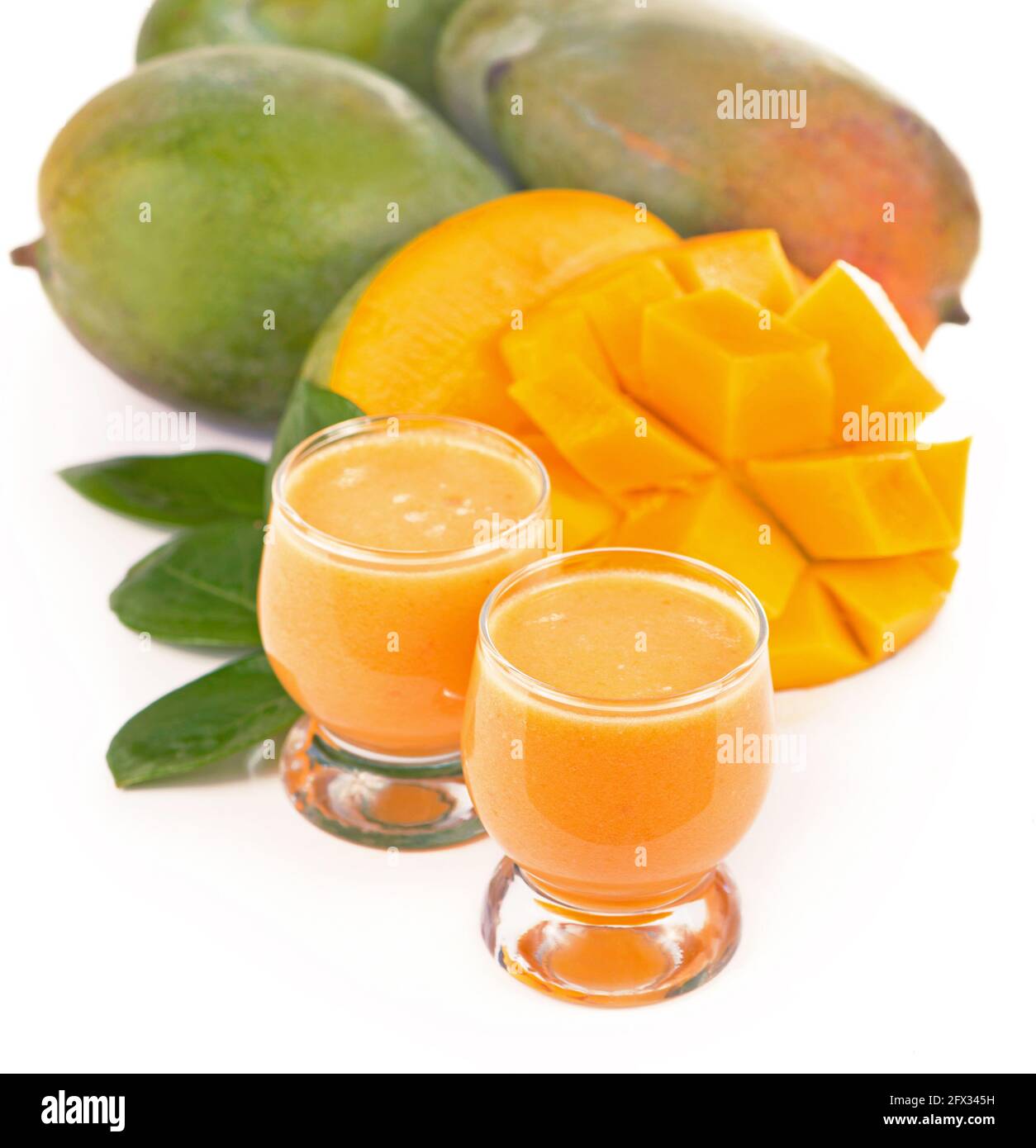 Ein Glas frischen Mangosaft. Ein Glas frischer Mango-Smoothie auf weißem Hintergrund isoliert Stockfoto