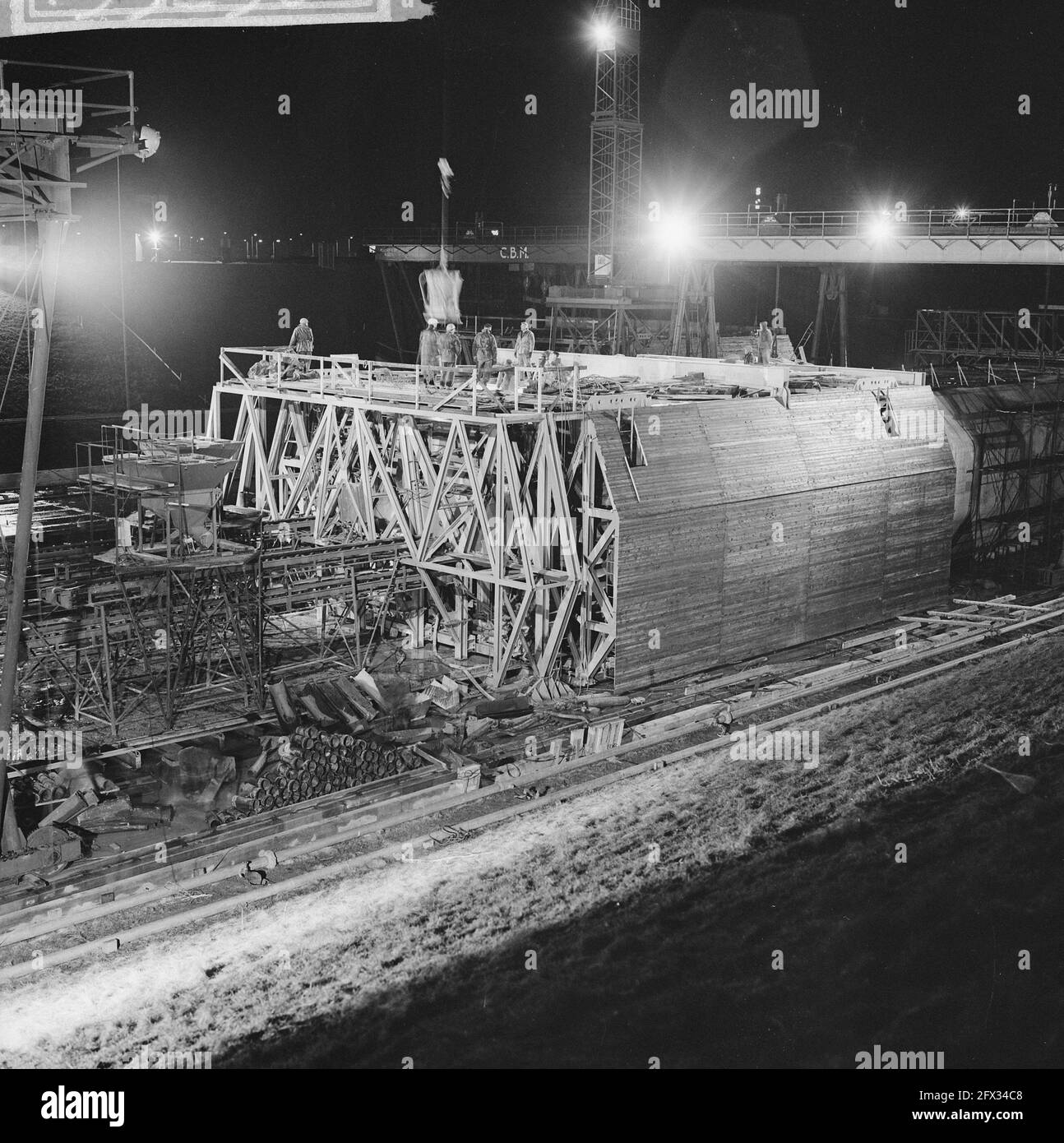 Metronightwork in Building Dock Brieneroord, 15. Februar 1962, Building Docks, U-Bahn-Autos, Niederlande, Presseagentur des 20. Jahrhunderts, Foto, Nachrichten zum erinnern, Dokumentarfilm, historische Fotografie 1945-1990, visuelle Geschichten, Menschliche Geschichte des zwanzigsten Jahrhunderts, Momente in der Zeit festzuhalten Stockfoto