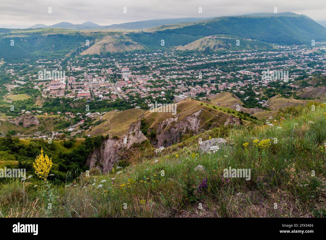 Weide und Luftaufnahme der Stadt Goris, Armenien Stockfoto