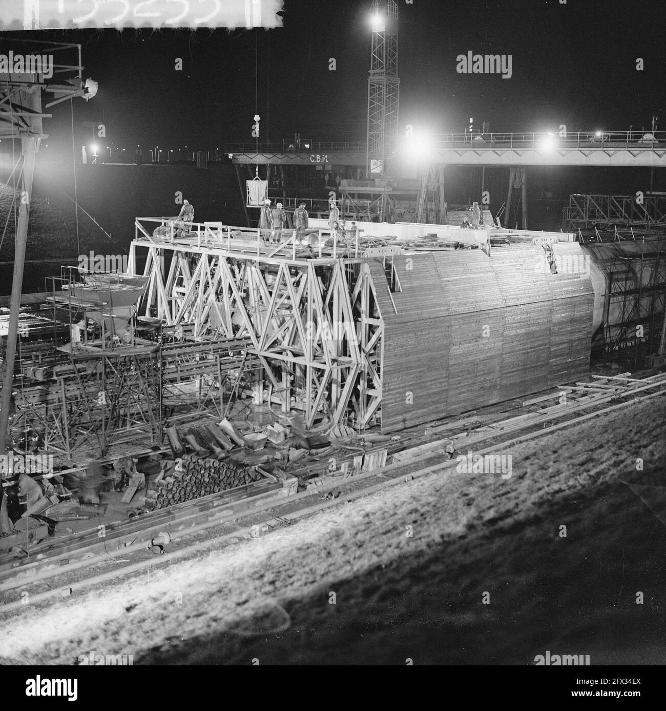 Metronightwork in Building Dock Brieneroord, 15. Februar 1962, Building Docks, U-Bahn-Autos, Niederlande, Presseagentur des 20. Jahrhunderts, Foto, Nachrichten zum erinnern, Dokumentarfilm, historische Fotografie 1945-1990, visuelle Geschichten, Menschliche Geschichte des zwanzigsten Jahrhunderts, Momente in der Zeit festzuhalten Stockfoto