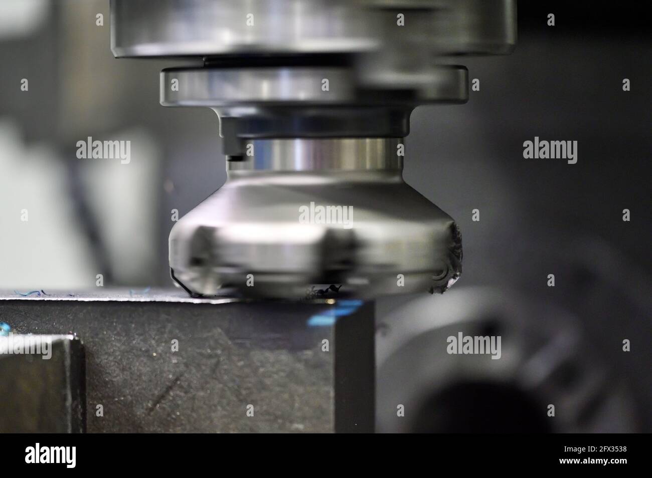 Metallbearbeitung. Universelle vertikale Fräsmaschine fräst Metall. Hochwertige Fotos. Stockfoto