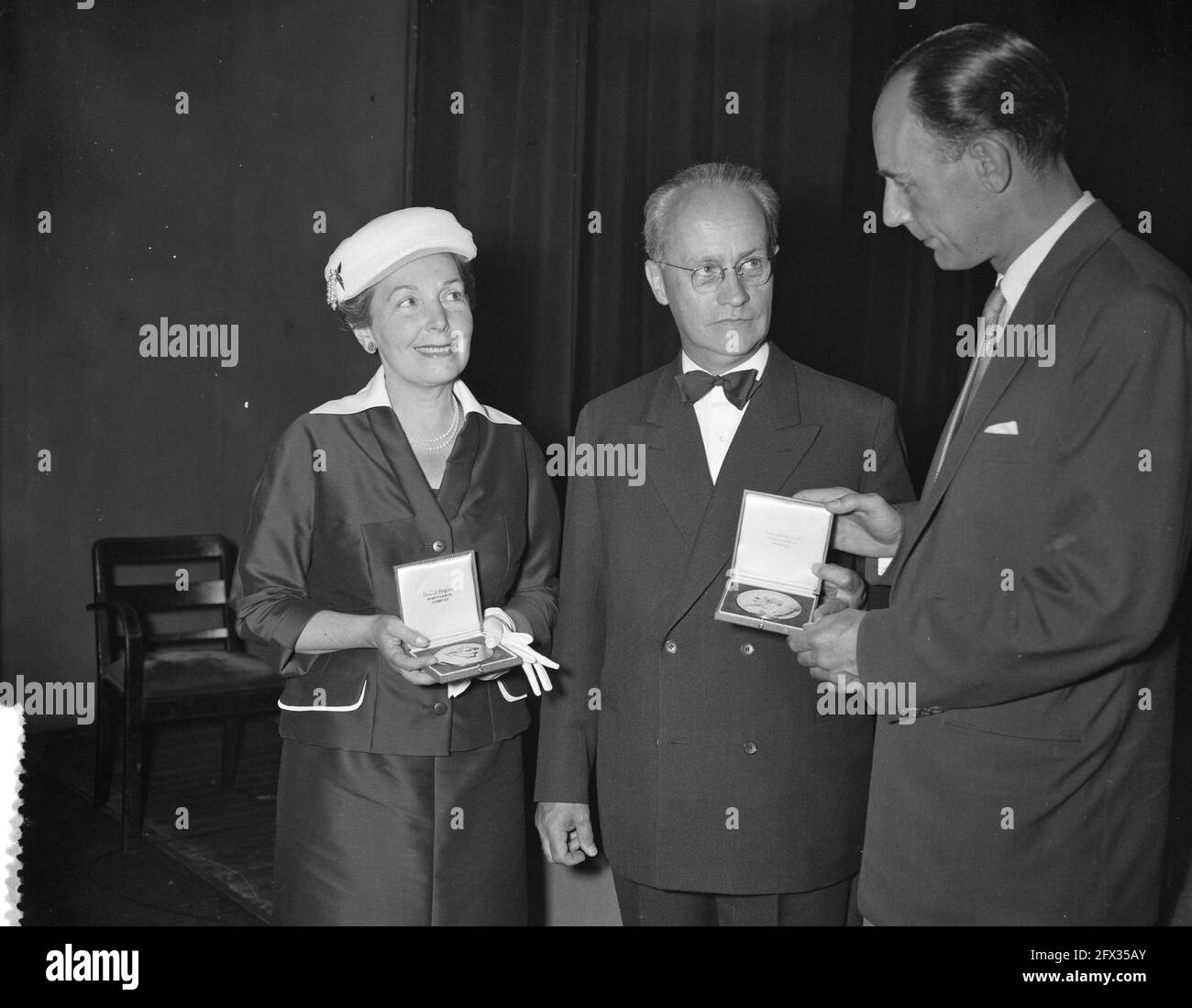 Frau Ida Wasserman und rechts Han Bentz van den Berg erhalten Auszeichnung von Schouwburgbond die besten Schauspieler, 4. Juni 1956, SCHAUSPIELER, Preise, Schauspieler, Niederlande, Foto der Presseagentur des 20. Jahrhunderts, zu erinnerende Nachrichten, Dokumentarfilm, historische Fotografie 1945-1990, visuelle Geschichten, Menschliche Geschichte des zwanzigsten Jahrhunderts, Momente in der Zeit festzuhalten Stockfoto