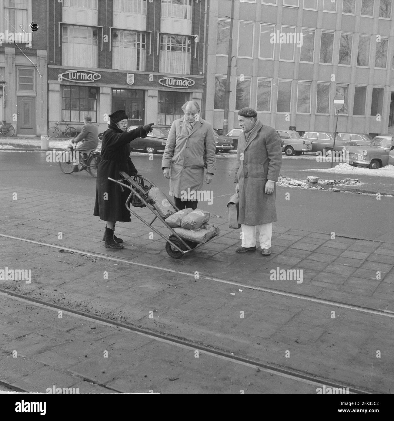 Frau ging, um Kohle mit einem Wagen zu holen, 4. Februar 1963, KOLEN, Niederlande, 20. Jahrhundert Presseagentur Foto, Nachrichten zu erinnern, Dokumentarfilm, historische Fotografie 1945-1990, visuelle Geschichten, Menschliche Geschichte des zwanzigsten Jahrhunderts, Momente in der Zeit festzuhalten Stockfoto