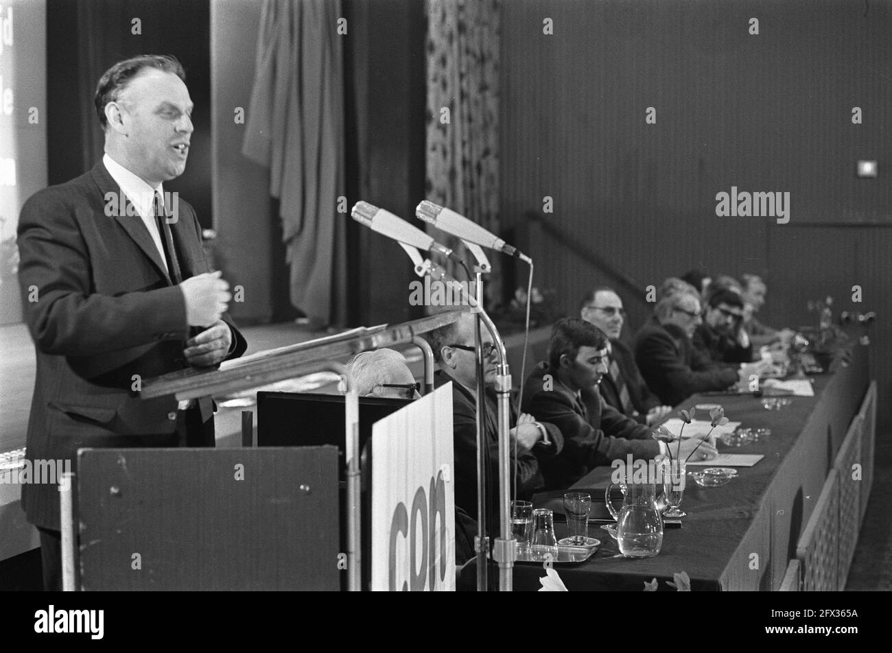 23. Kongress der Kommunistischen Partei der Niederlande in Adam Henk Hoekstra spricht, 6. Februar 1970, Kongresse, Niederlande, Foto der Presseagentur des 20. Jahrhunderts, Nachrichten zur Erinnerung, Dokumentarfilm, historische Fotografie 1945-1990, visuelle Geschichten, Menschliche Geschichte des zwanzigsten Jahrhunderts, Momente in der Zeit festzuhalten Stockfoto