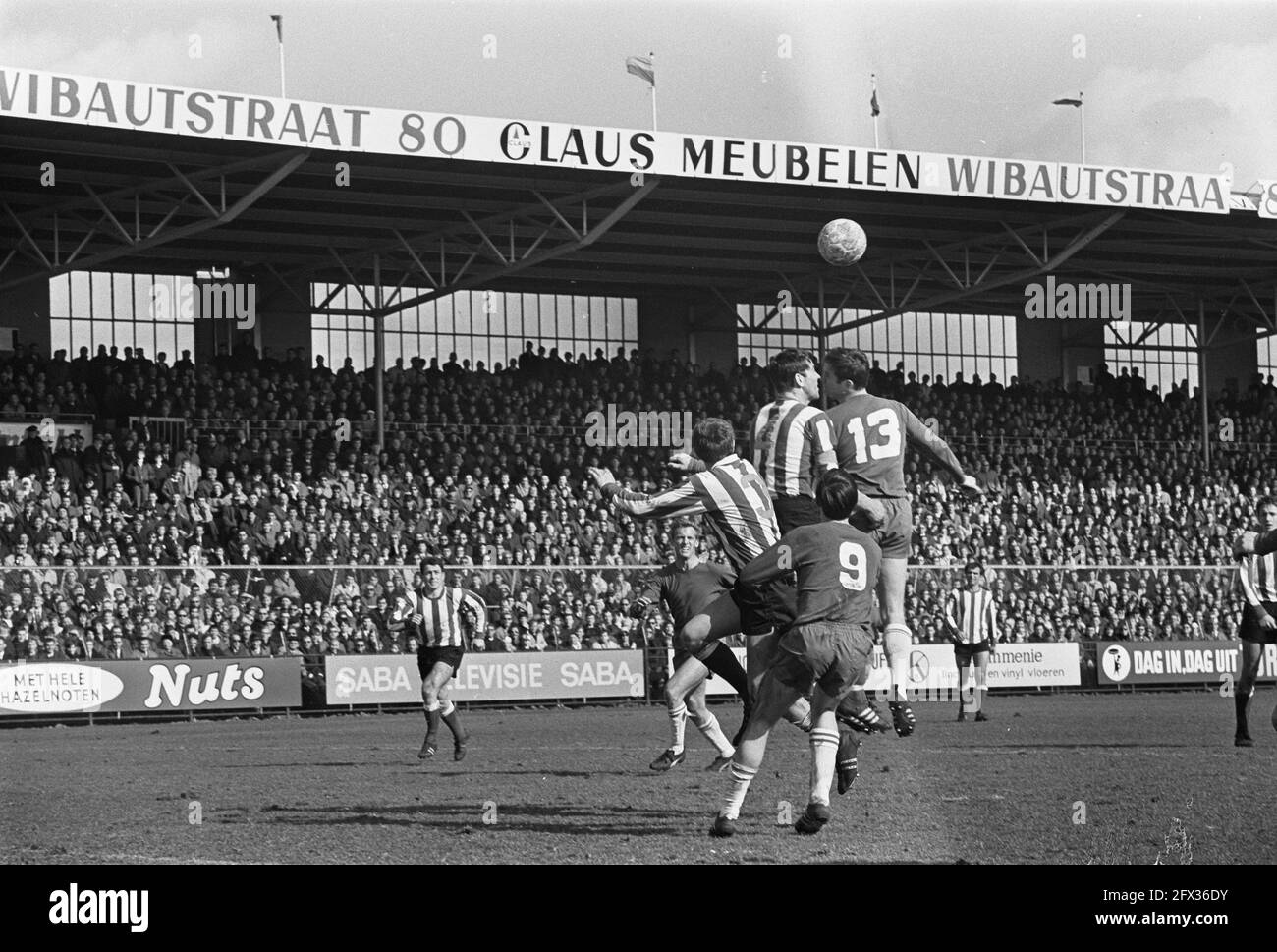 Ajax gegen PSV 4-0. Debütant Danielsson im Duell mit Daan Schrijvers, unter Soetekouw, Nuninga, Cruijff, 17. März 1968, Debütanten, Duelle, Sport, Fußball, Niederlande, 20. Jahrhundert Presseagentur Foto, Nachrichten zu erinnern, Dokumentarfilm, historische Fotografie 1945-1990, visuelle Geschichten, Menschliche Geschichte des zwanzigsten Jahrhunderts, Momente in der Zeit festzuhalten Stockfoto