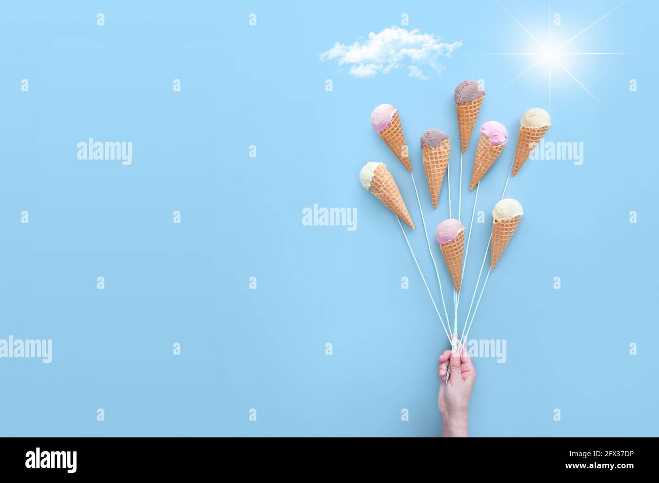 Hand halten Eiszapfen wie Ballons, Sommer-Eis-Konzept Stockfoto