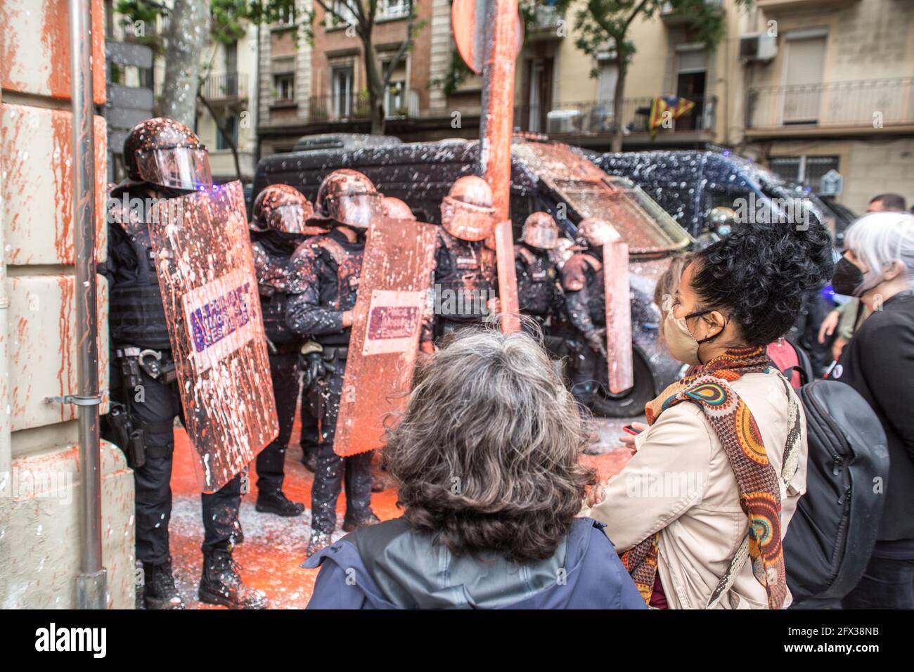 Barcelona, Spanien. Mai 2021. Während einer Demonstration stehen Demonstranten vor der Polizei.EINE gerichtliche Räumung von drei Aktivisten in Barcelona hat letztendlich zu einer Besetzung durch Demonstranten am Sitz der politischen Partei ERC (Republikanische Linke Kataloniens) geführt. Am ersten Tag des Mandats des Präsidenten der Generalitat von Katalonien, Pere Aragones (ERC). Kredit: SOPA Images Limited/Alamy Live Nachrichten Stockfoto