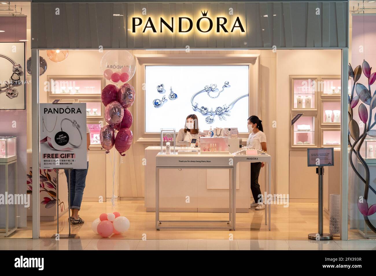 Dänischer Schmuckhersteller und Einzelhändler, Pandora Geschäft in Hongkong  gesehen Stockfotografie - Alamy