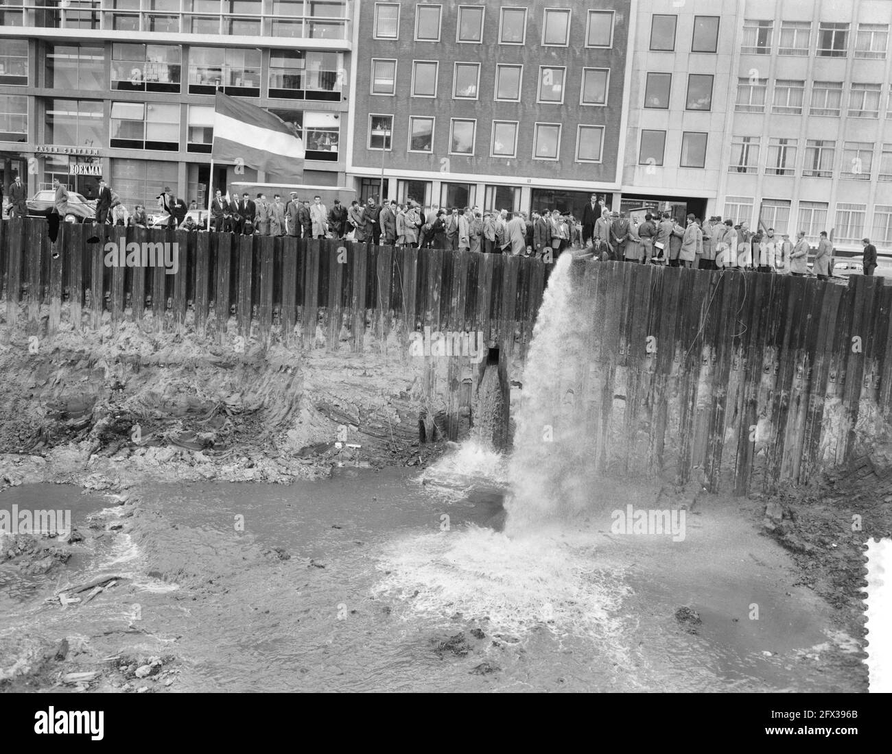 Wasserzufuhr im Baudock für die U-Bahn an der Weena in Rotterdam, 5. Mai 1961, Baudocks, U-Bahn-Autos, Niederlande, Presseagentur des 20. Jahrhunderts, Foto, Nachrichten zum erinnern, Dokumentarfilm, historische Fotografie 1945-1990, visuelle Geschichten, Menschliche Geschichte des zwanzigsten Jahrhunderts, Momente in der Zeit festzuhalten Stockfoto